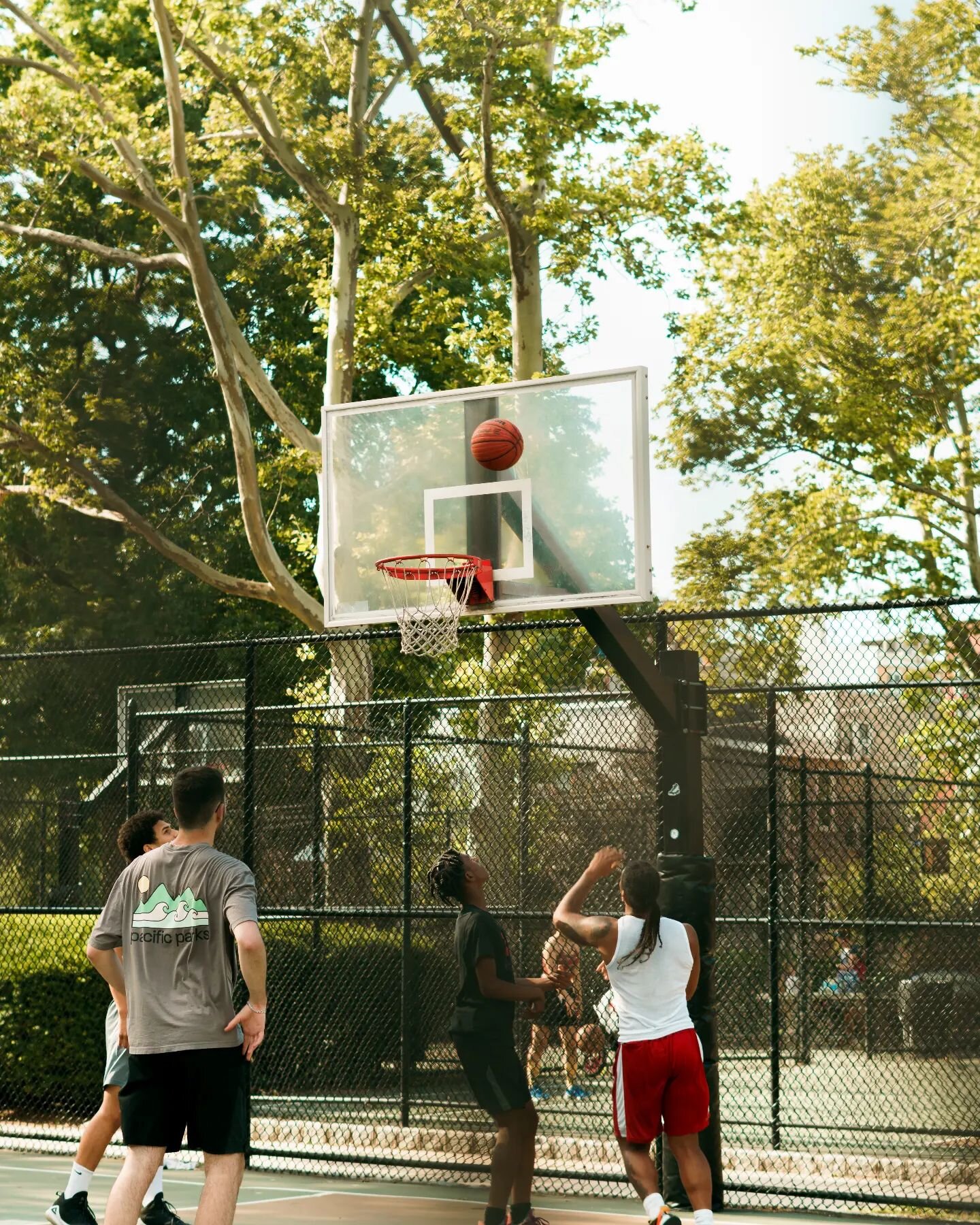 Summer days 😄! They are going  away so fast.
#jerseycity #basketball #jerseycityparks #explorerjourney #adobelightroom #sonyalpha #streetphotography