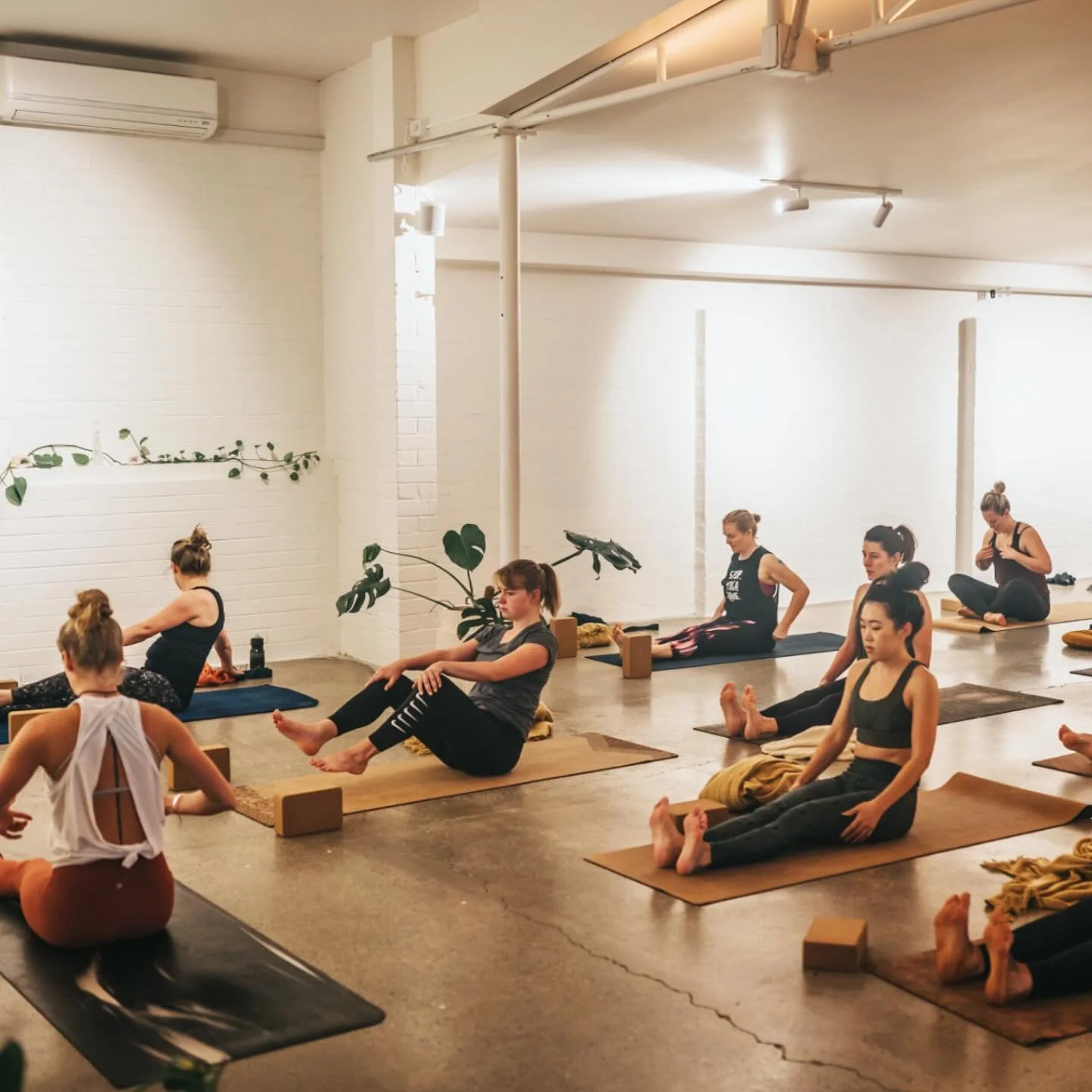 | h o r i z o n |

I miss teaching&hellip;.. &amp; living &hellip;. In Perth.

At @horizonyoga 

And then walking to the beach ☀️

Ahhhhh just over here mourning a past life.

✌️&amp;🤍
jg

#yogajo #WellnessEvents #ChewMagna #YogaFun #GroupYoga #Priv