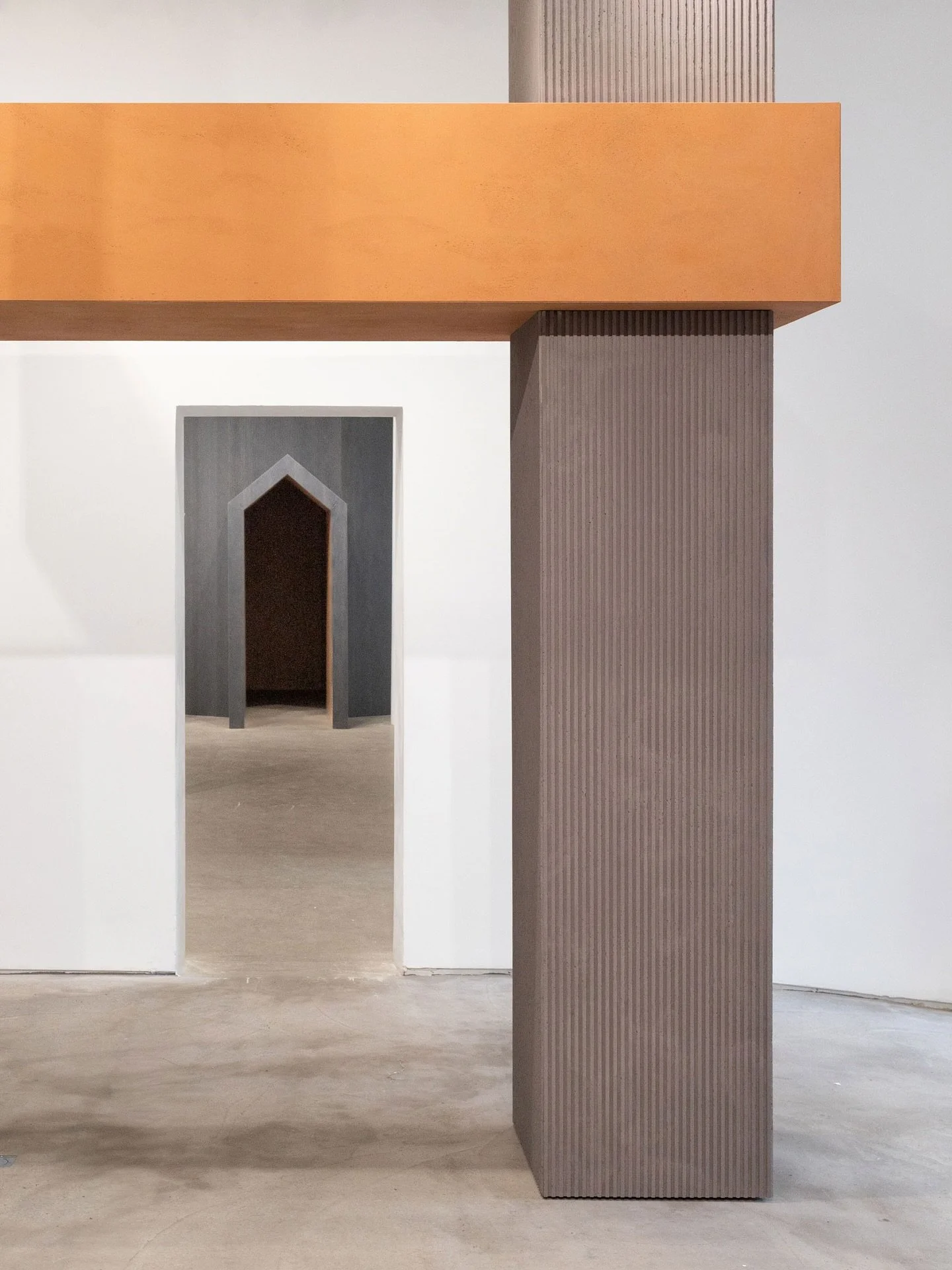 Ober markerer 100 &aring;r med innovasjon og materialutforskning under Paris Design Week. I jubileumsutstillingen kuratert av Normal Studio vises syv installasjoner som kombinerer tre, betong og akustiske overflater i nye og overraskende uttrykk. Uts