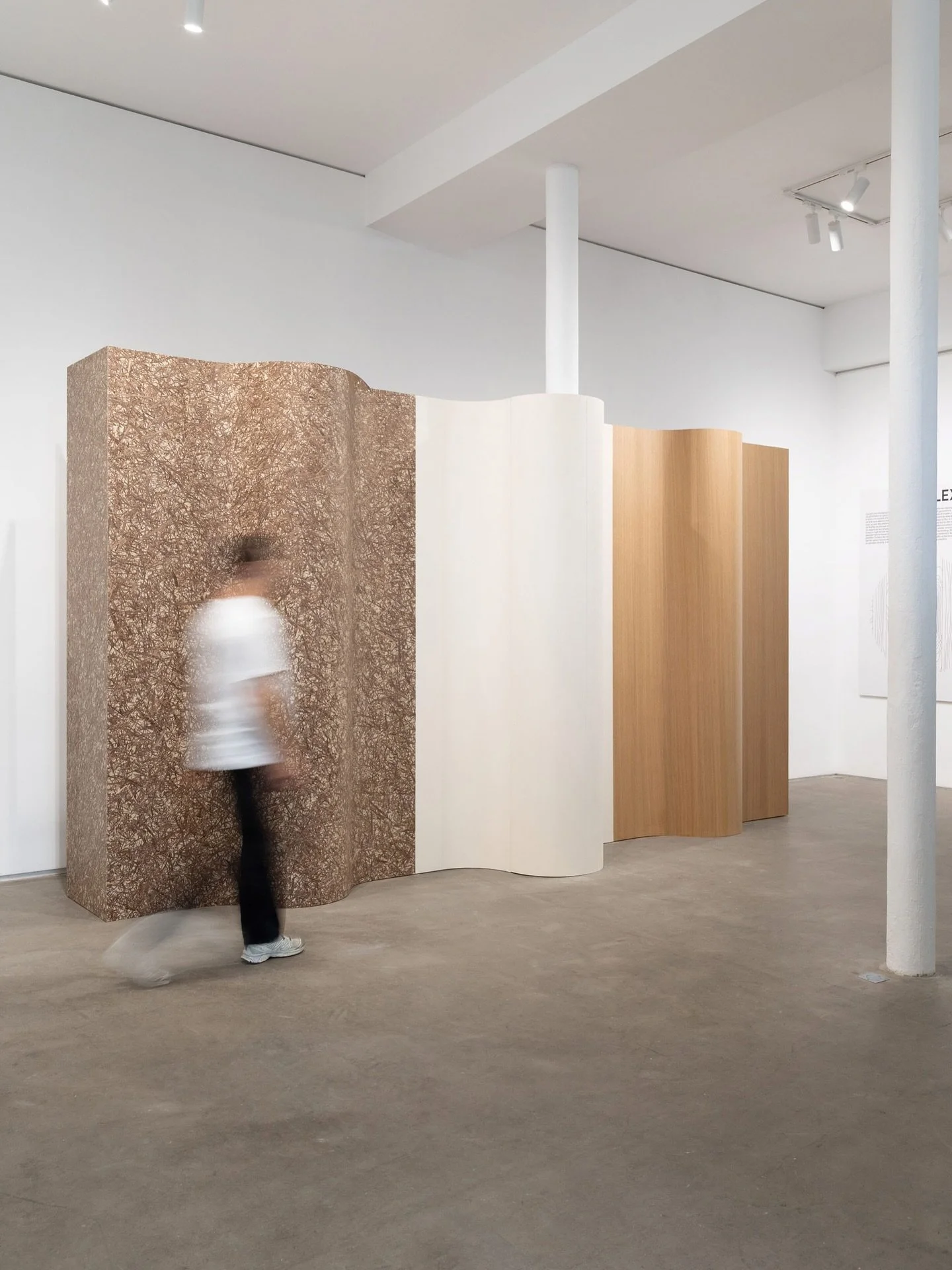 Ober markerer 100 &aring;r med innovasjon og materialutforskning under Paris Design Week. I jubileumsutstillingen kuratert av Normal Studio vises syv installasjoner som kombinerer tre, betong og akustiske overflater i nye og overraskende uttrykk. Uts