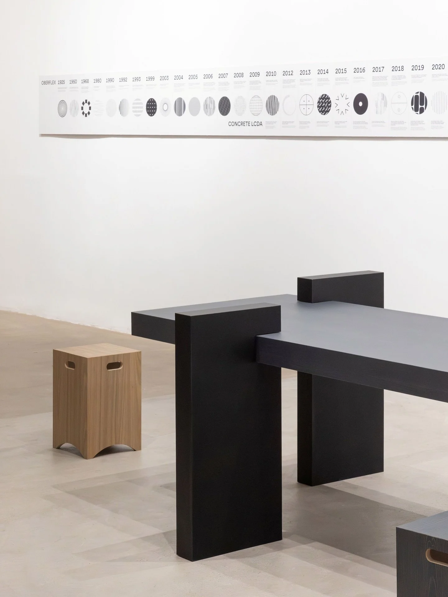 Ober markerer 100 &aring;r med innovasjon og materialutforskning under Paris Design Week. I jubileumsutstillingen kuratert av Normal Studio vises syv installasjoner som kombinerer tre, betong og akustiske overflater i nye og overraskende uttrykk. Uts