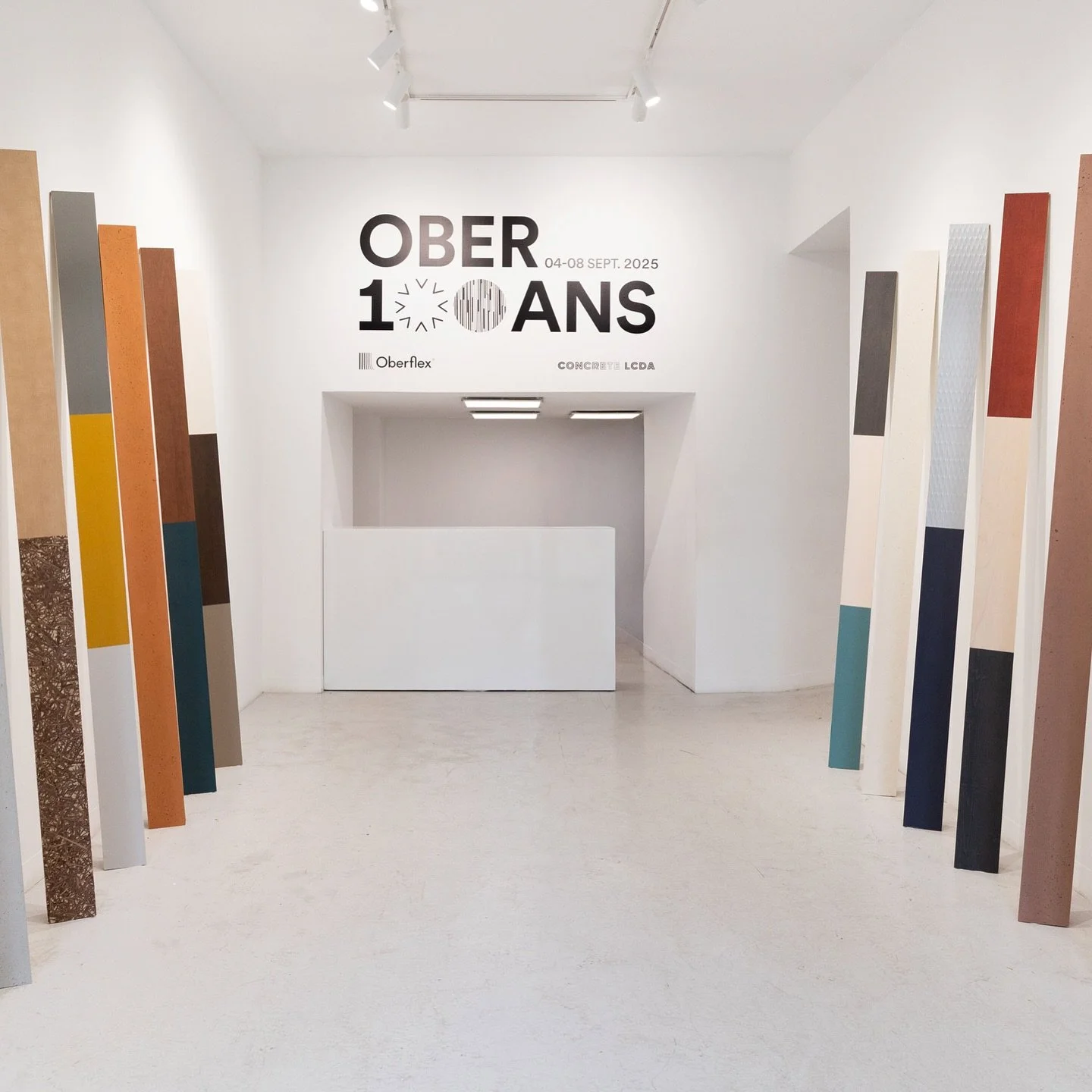 Ober markerer 100 &aring;r med innovasjon og materialutforskning under Paris Design Week. I jubileumsutstillingen kuratert av Normal Studio vises syv installasjoner som kombinerer tre, betong og akustiske overflater i nye og overraskende uttrykk. Uts
