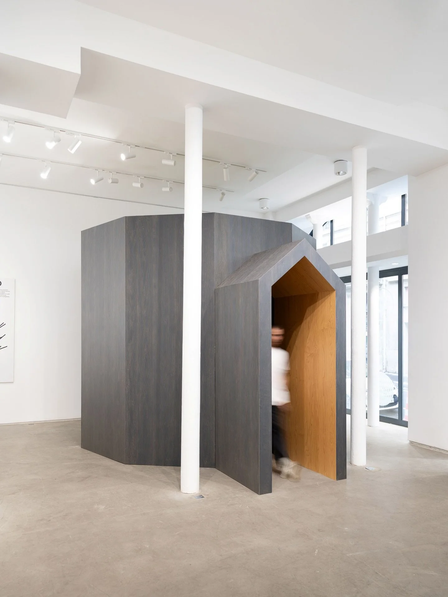 Ober markerer 100 &aring;r med innovasjon og materialutforskning under Paris Design Week. I jubileumsutstillingen kuratert av Normal Studio vises syv installasjoner som kombinerer tre, betong og akustiske overflater i nye og overraskende uttrykk. Uts