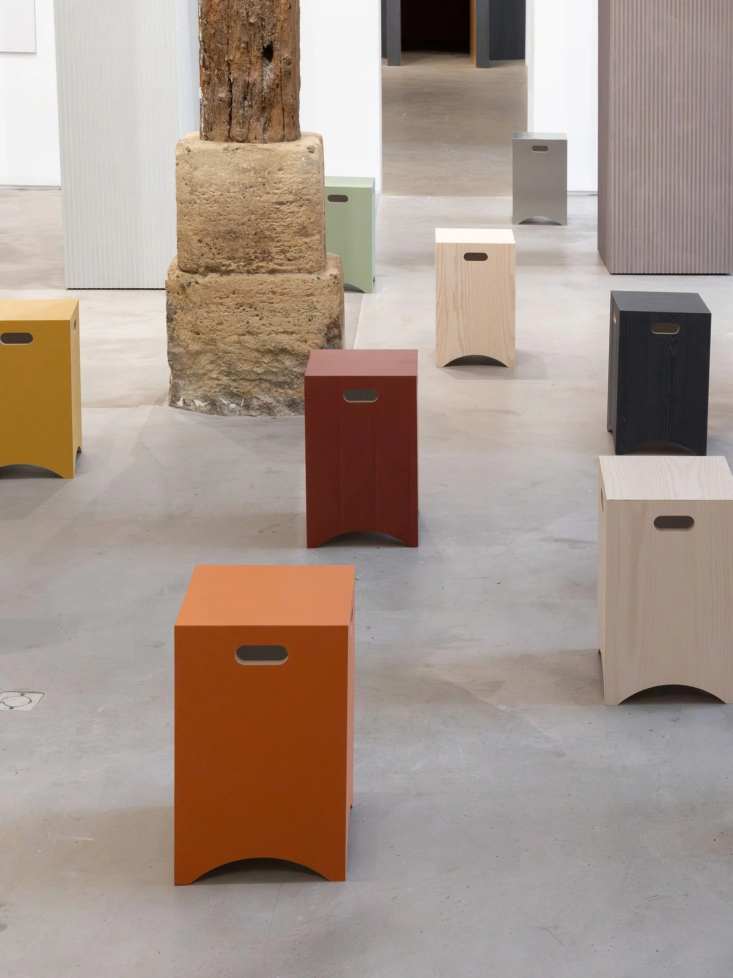 Ober markerer 100 &aring;r med innovasjon og materialutforskning under Paris Design Week. I jubileumsutstillingen kuratert av Normal Studio vises syv installasjoner som kombinerer tre, betong og akustiske overflater i nye og overraskende uttrykk. Uts