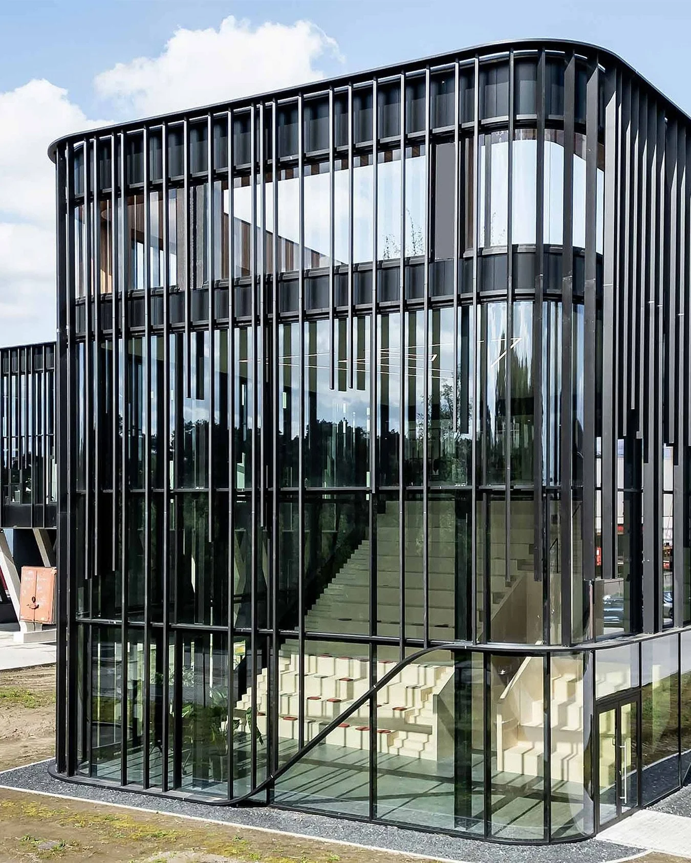 Inspirasjon: Til sitt nye hovedkontor i Belgia har All Sport NV valgt gulv fra 2tec2. Løsningen består av Infinite Topazino i plank med dimensjonene 22 x 66 cm, lagt i et raffinert chevron-mønster. Resultatet er et uttrykk som kom