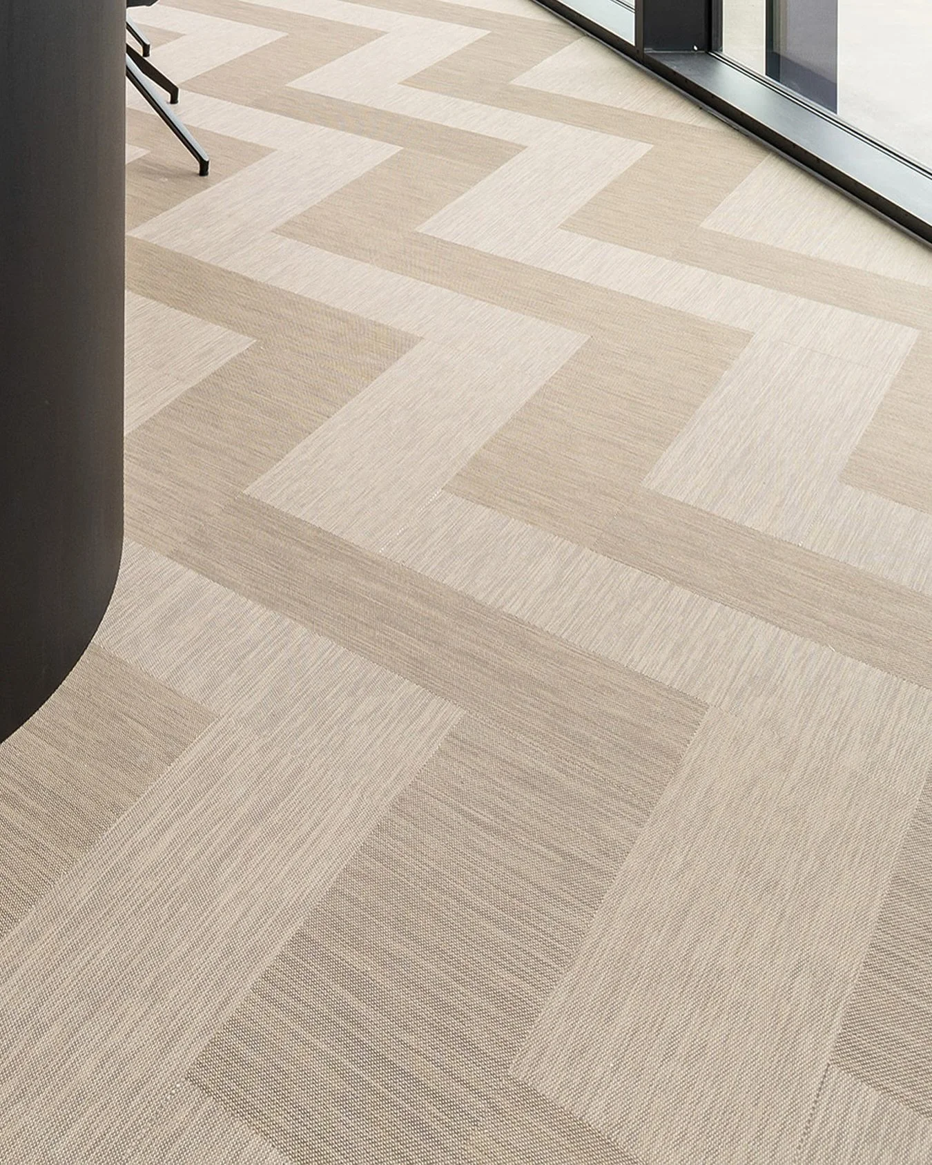 Inspirasjon: Til sitt nye hovedkontor i Belgia har All Sport NV valgt gulv fra 2tec2. Løsningen består av Infinite Topazino i plank med dimensjonene 22 x 66 cm, lagt i et raffinert chevron-mønster. Resultatet er et uttrykk som kom