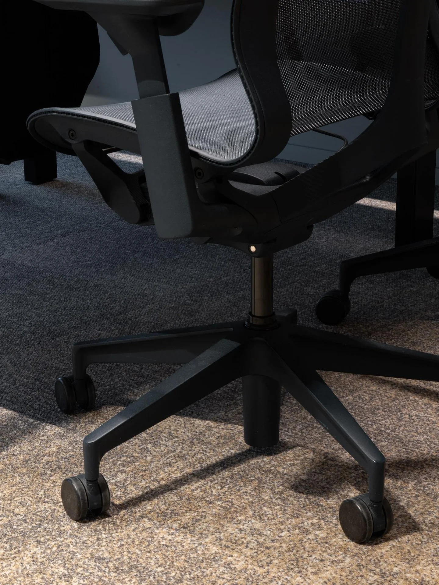 Nytt prosjekt: Dronning Mauds gate 1. På gulvet: Milliken teppefliser i serien Coastline og fargen SEA05-15 Crush med ergonomisk bakside og akustiske egenskaper på 32 dB og 0,30 aw. Himling: Bronsebørstede metallplate av typen Ober