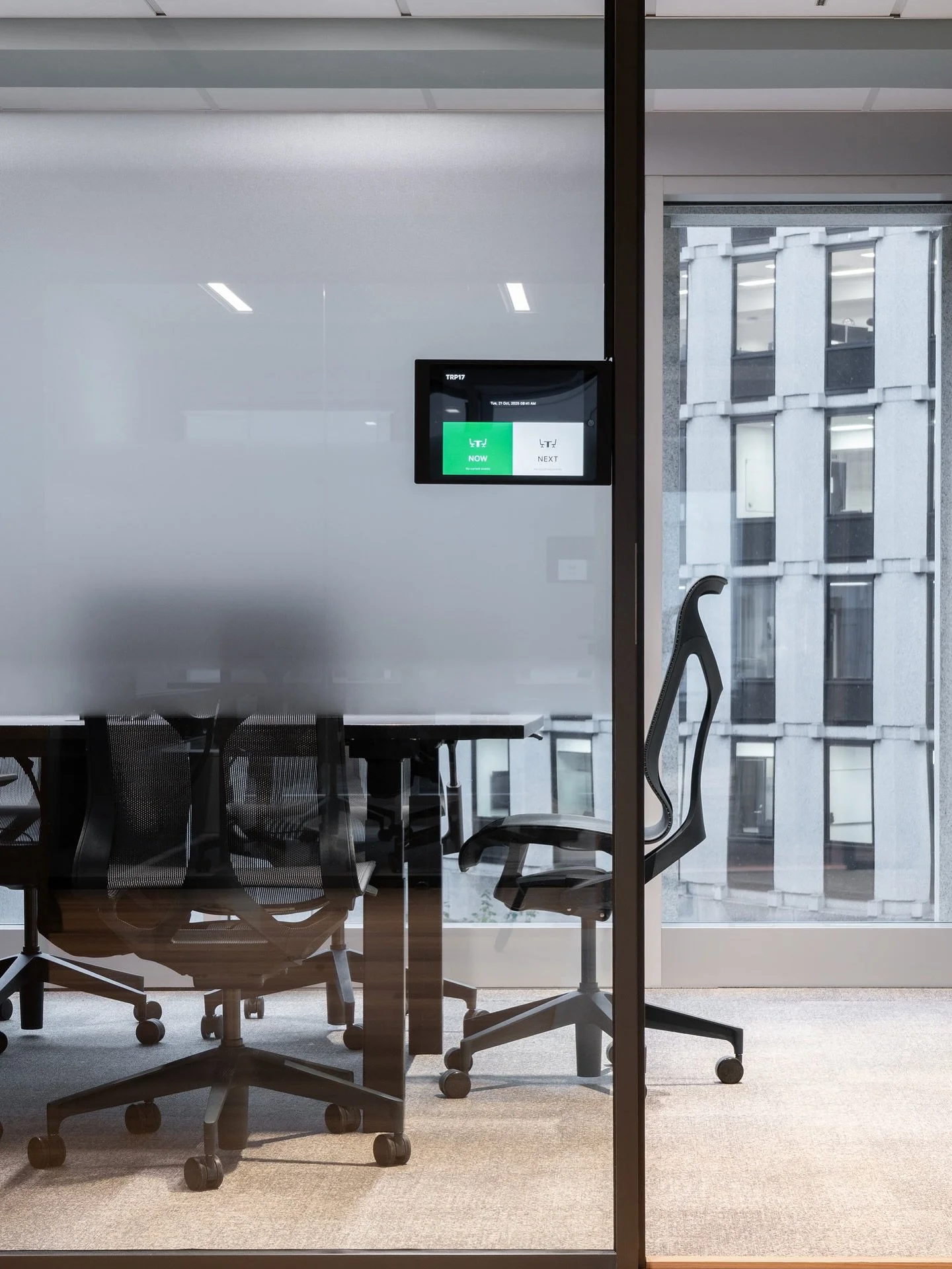 Nytt prosjekt: Dronning Mauds gate 1. På gulvet: Milliken teppefliser i serien Coastline og fargen SEA05-15 Crush med ergonomisk bakside og akustiske egenskaper på 32 dB og 0,30 aw. Himling: Bronsebørstede metallplate av typen Ober