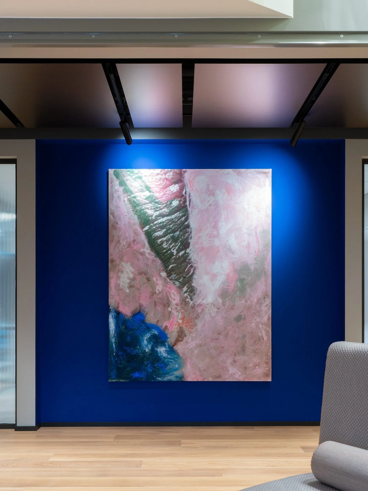 Nytt prosjekt: Dronning Mauds gate 1. På gulvet: Milliken teppefliser i serien Coastline og fargen SEA05-15 Crush med ergonomisk bakside og akustiske egenskaper på 32 dB og 0,30 aw. Himling: Bronsebørstede metallplate av typen Ober