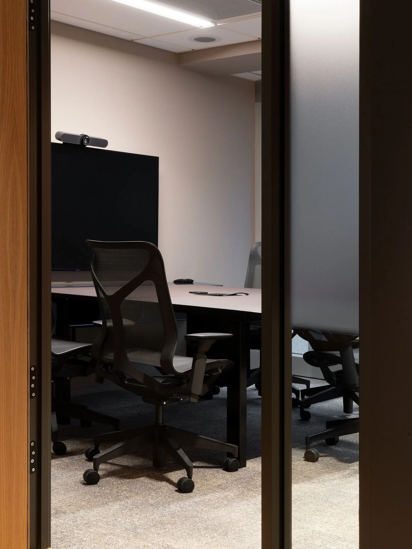 Nytt prosjekt: Dronning Mauds gate 1. På gulvet: Milliken teppefliser i serien Coastline og fargen SEA05-15 Crush med ergonomisk bakside og akustiske egenskaper på 32 dB og 0,30 aw. Himling: Bronsebørstede metallplate av typen Ober