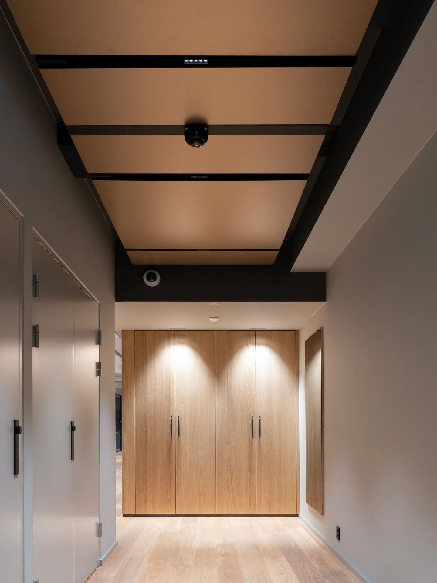 Nytt prosjekt: Dronning Mauds gate 1. På gulvet: Milliken teppefliser i serien Coastline og fargen SEA05-15 Crush med ergonomisk bakside og akustiske egenskaper på 32 dB og 0,30 aw. Himling: Bronsebørstede metallplate av typen Ober