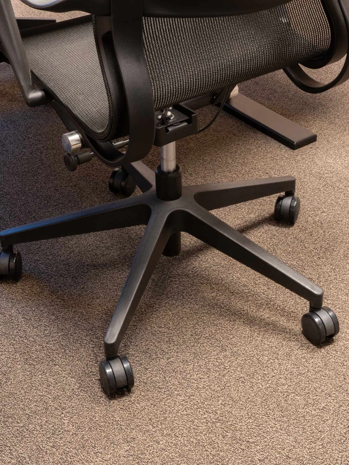 Prosjekt: Aider. Gulvet er sentralt for uttrykket. Millikens modul&aelig;re teppefliser fra Formwork-serien gir et rent, visuelt inntrykk, men med akkurat nok struktur i overflaten til &aring; gi dybde og retning. P&aring; gulvet: Milliken, Formwork 