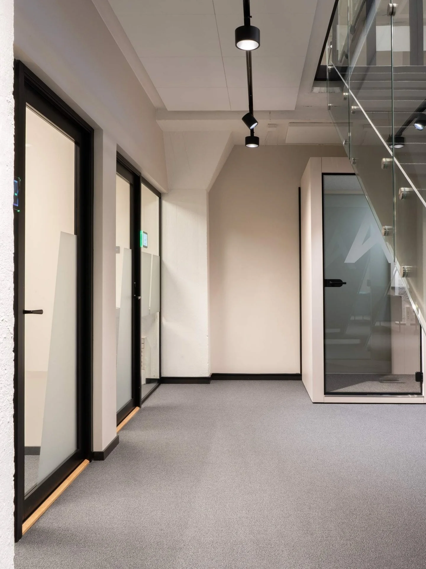 Prosjekt: Aider. Gulvet er sentralt for uttrykket. Millikens modul&aelig;re teppefliser fra Formwork-serien gir et rent, visuelt inntrykk, men med akkurat nok struktur i overflaten til &aring; gi dybde og retning. P&aring; gulvet: Milliken, Formwork 