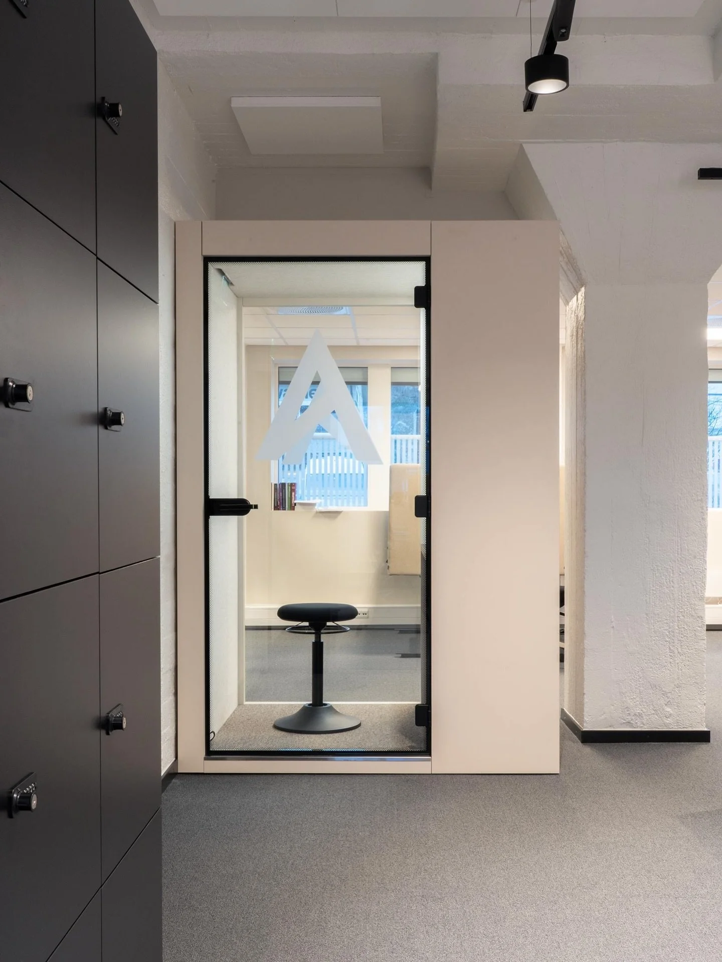 Prosjekt: Aider. Gulvet er sentralt for uttrykket. Millikens modul&aelig;re teppefliser fra Formwork-serien gir et rent, visuelt inntrykk, men med akkurat nok struktur i overflaten til &aring; gi dybde og retning. P&aring; gulvet: Milliken, Formwork 