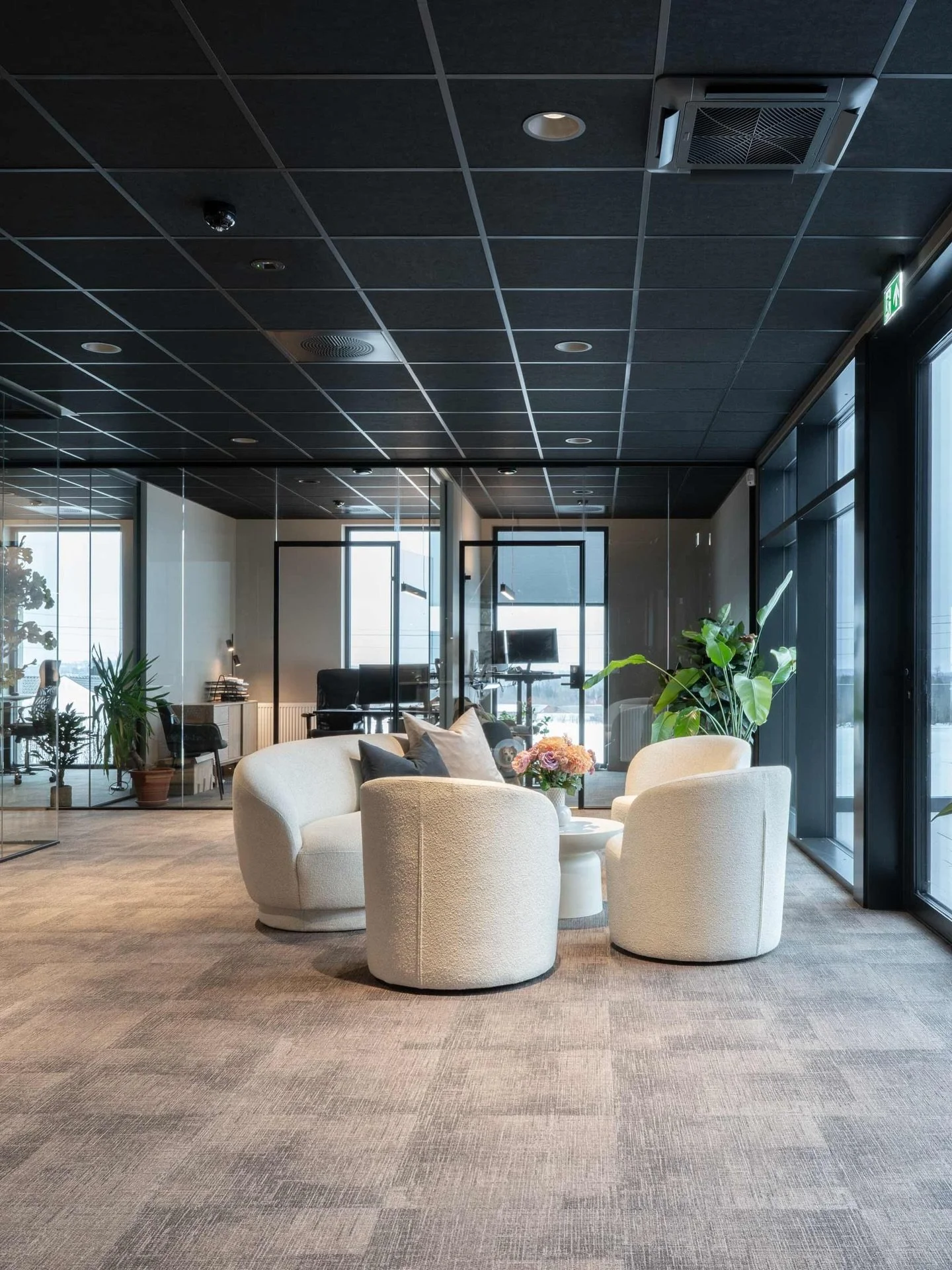 Nytt prosjekt: Umbra. P&aring; gulvet: Project Floors vinylgulv i utf&oslash;relsen PW 3065 og Milliken teppeflis i serien Wireframe og fargene Cacao, Grass og Cognac. Les mer om prosjektet p&aring; pg.no. Link i bio.