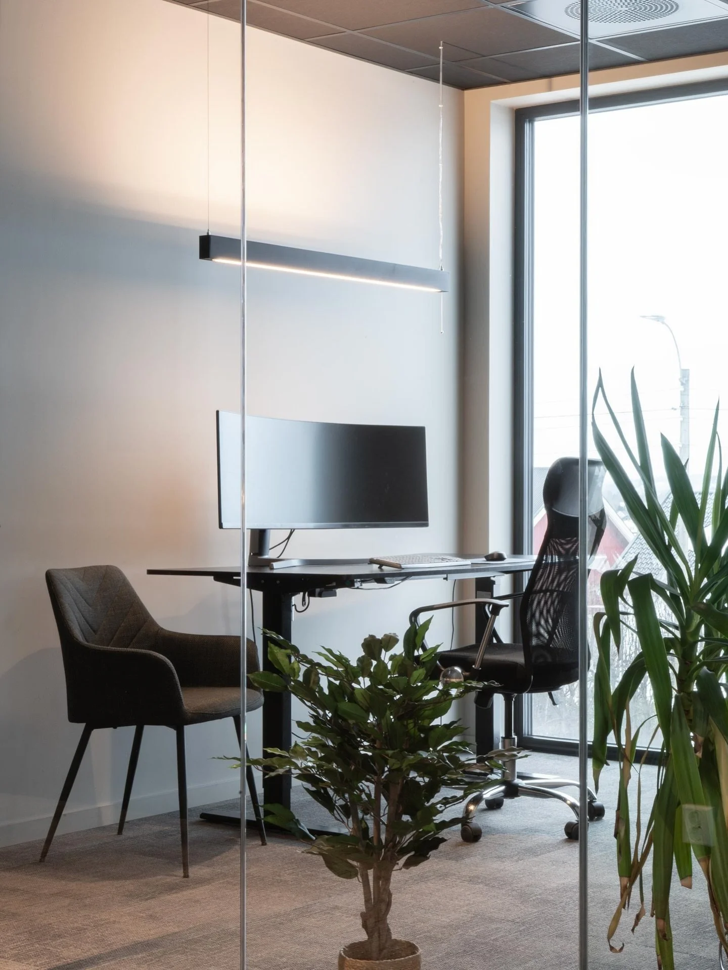 Nytt prosjekt: Umbra. P&aring; gulvet: Project Floors vinylgulv i utf&oslash;relsen PW 3065 og Milliken teppeflis i serien Wireframe og fargene Cacao, Grass og Cognac. Les mer om prosjektet p&aring; pg.no. Link i bio.