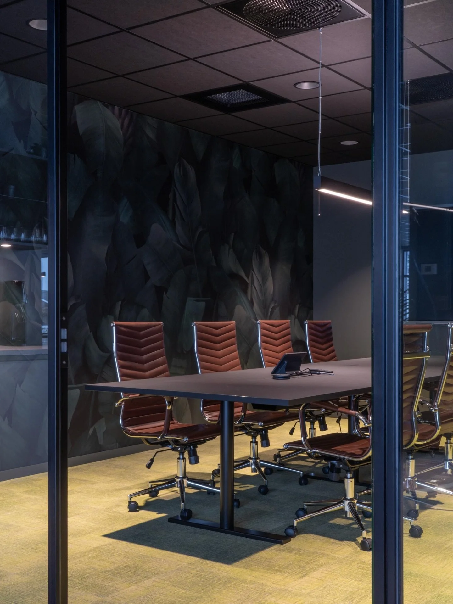 Nytt prosjekt: Umbra. P&aring; gulvet: Project Floors vinylgulv i utf&oslash;relsen PW 3065 og Milliken teppeflis i serien Wireframe og fargene Cacao, Grass og Cognac. Les mer om prosjektet p&aring; pg.no. Link i bio.