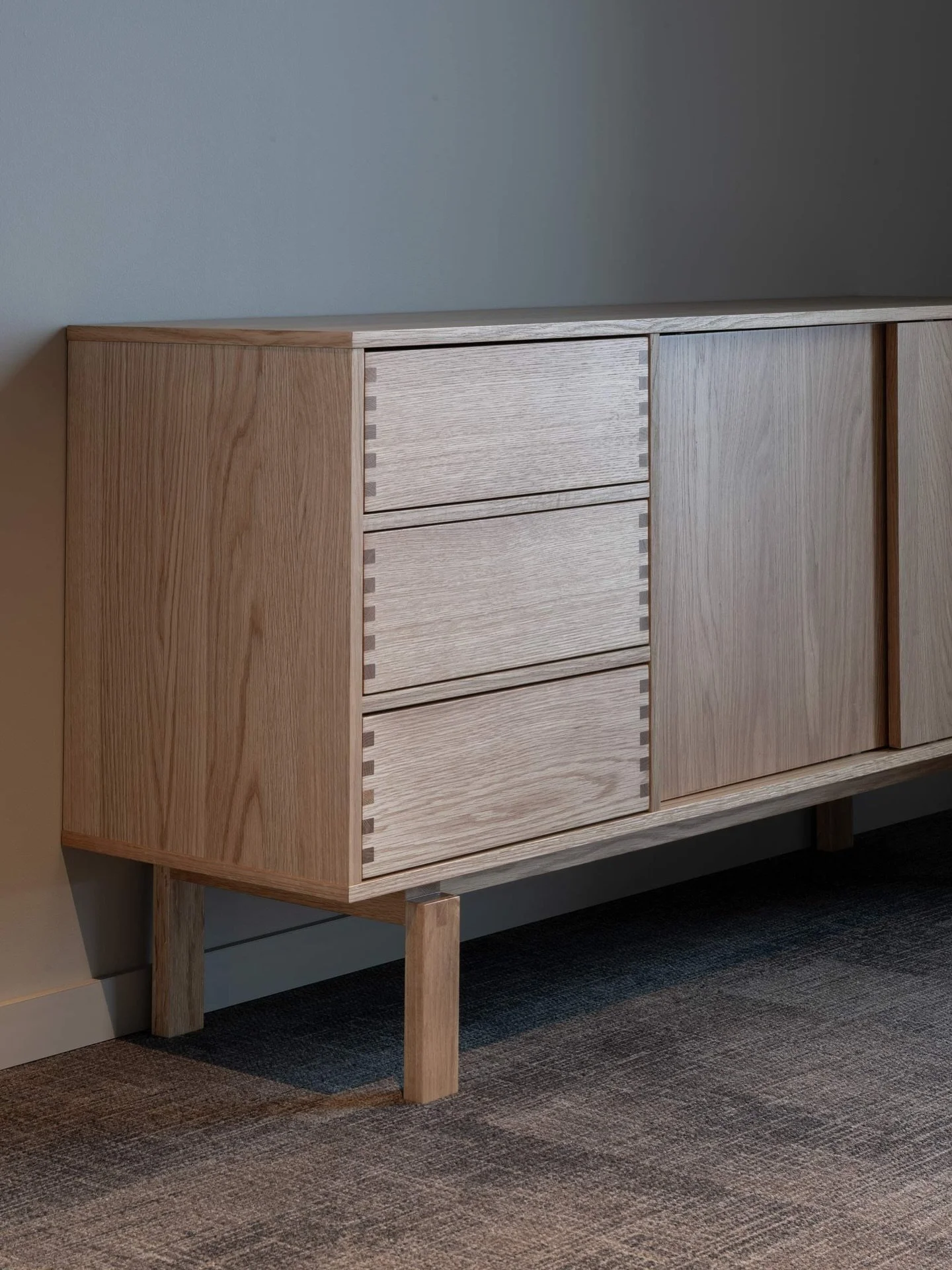 Nytt prosjekt: Umbra. P&aring; gulvet: Project Floors vinylgulv i utf&oslash;relsen PW 3065 og Milliken teppeflis i serien Wireframe og fargene Cacao, Grass og Cognac. Les mer om prosjektet p&aring; pg.no. Link i bio.