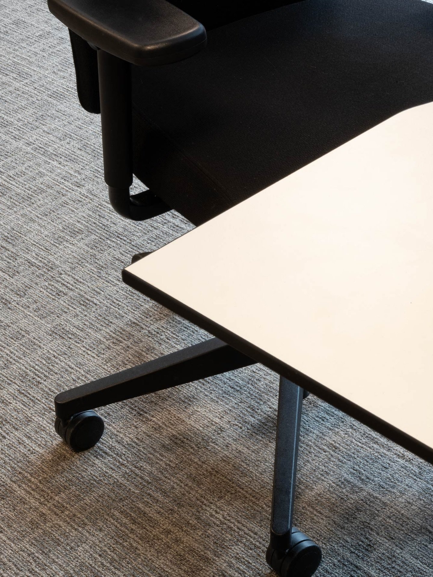 Nytt prosjekt: BDO Skien. P&aring; gulvet: Milliken, Nordic Stories, TTC122-120 Spiritland, 31 dB, 8,9 mm tykkelse, 50 &times; 50 cm. Les mer p&aring; pg.no. Link i bio.