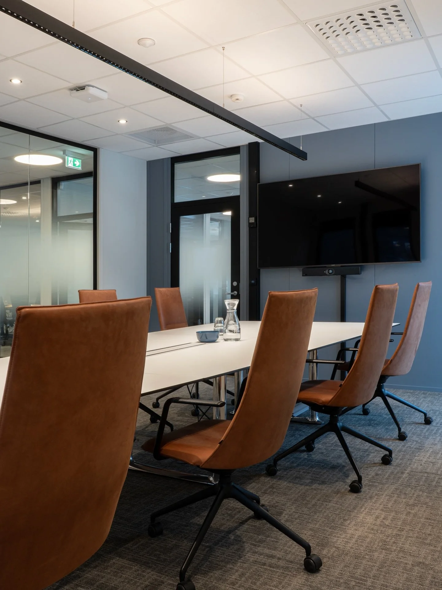 Nytt prosjekt: BDO Skien. P&aring; gulvet: Milliken, Nordic Stories, TTC122-120 Spiritland, 31 dB, 8,9 mm tykkelse, 50 &times; 50 cm. Les mer p&aring; pg.no. Link i bio.