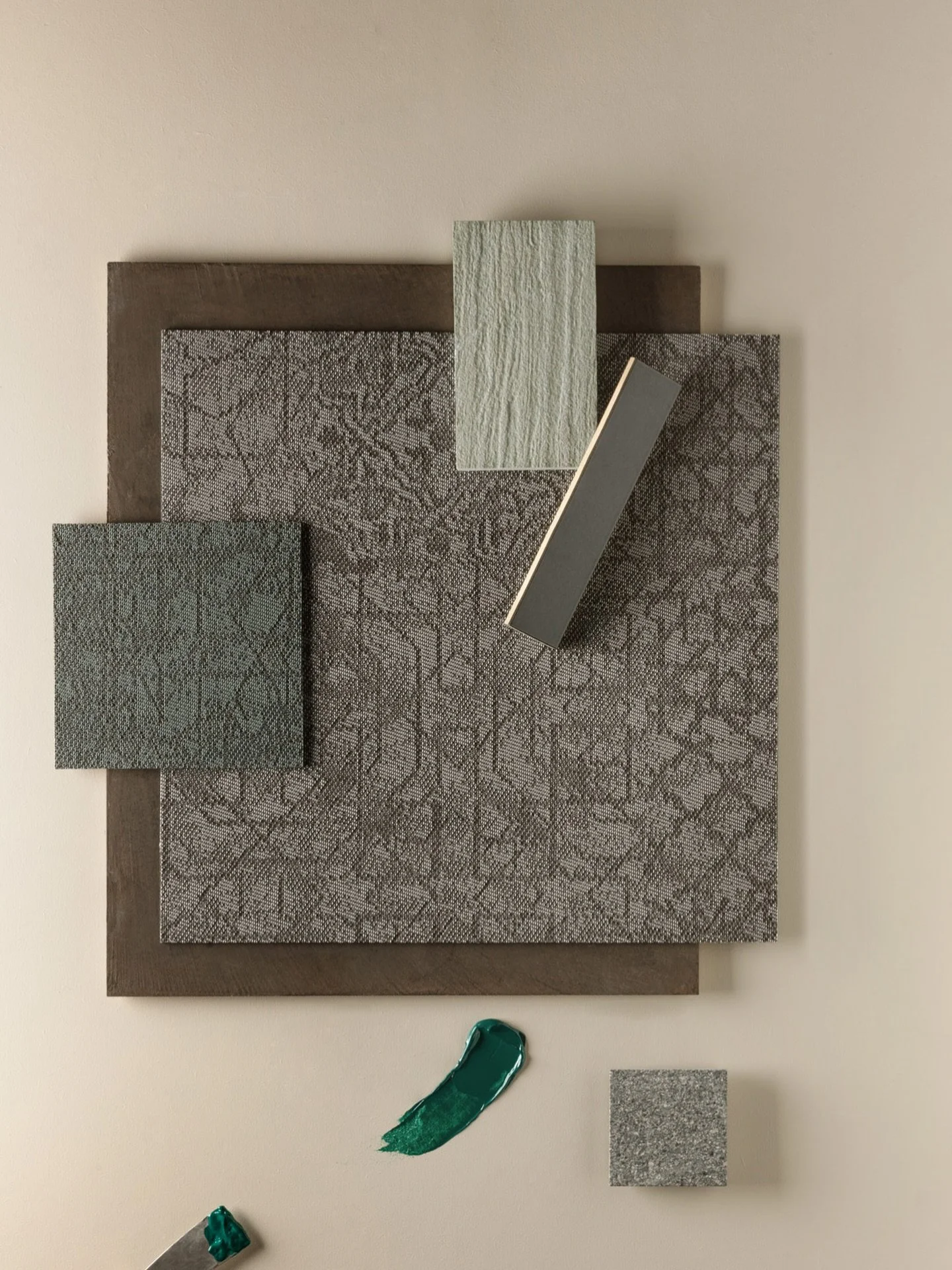 Del opp rommet uten &aring; sette opp en eneste vegg. Med 2tec2 kan to farger kombineres i samme rom for &aring; definere arbeidsplasser, loungeomr&aring;der og fellesarealer. Fargeblokkering som romplanlegging. P&aring; bildet ser du 2tec2 Alhambra 