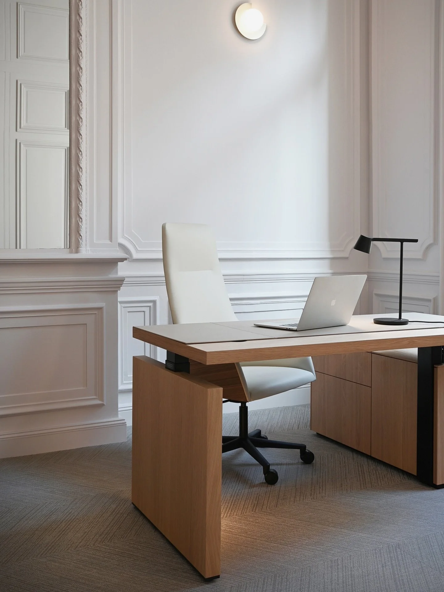 Vann. Det er alt som skal til. 2tec2 er vanntett, flekkbestandig og rengj&oslash;res uten kjemikalier. Fritt for ftalater, PFAS og tungmetaller. Sertifisert med Indoor Air Comfort Gold og FloorScore. Bildet viser prosjektet Bureaux Monceau der 2tec2 