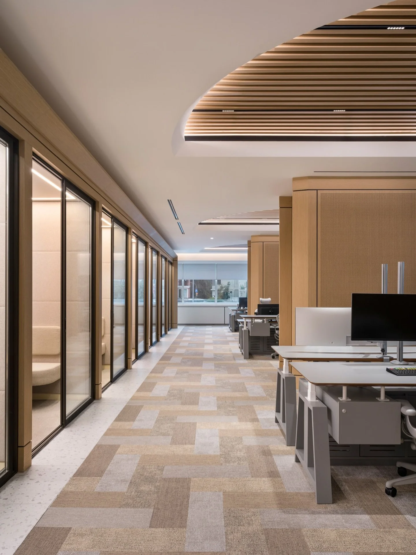 Bruksklasse 33. H&oslash;yeste klassifisering for kommersielle gulv. Testet for kontorstoler med hjul, UV-bestandig, og bygget for tung trafikk dag etter dag. Et gulv som ser nytt ut lenger. Bildet viser prosjektet AK Bank der gulvet er utf&oslash;rt