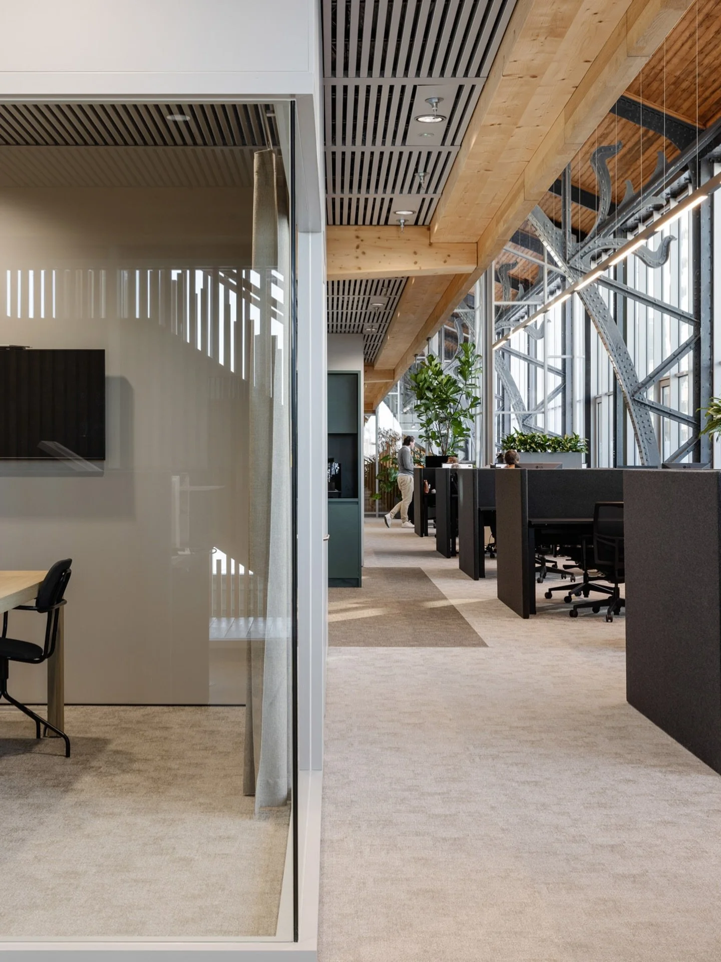 SeamlessTiles. 2tec2 leveres i p&aring; fliser, men den vevde strukturen skjuler overgangene. Resultatet: en helhetlig flate med fleksibiliteten til flisformatet. Bildet viser 2tec2 Hybrid i fargen Helios i hovedkontoret til CD&amp;V.