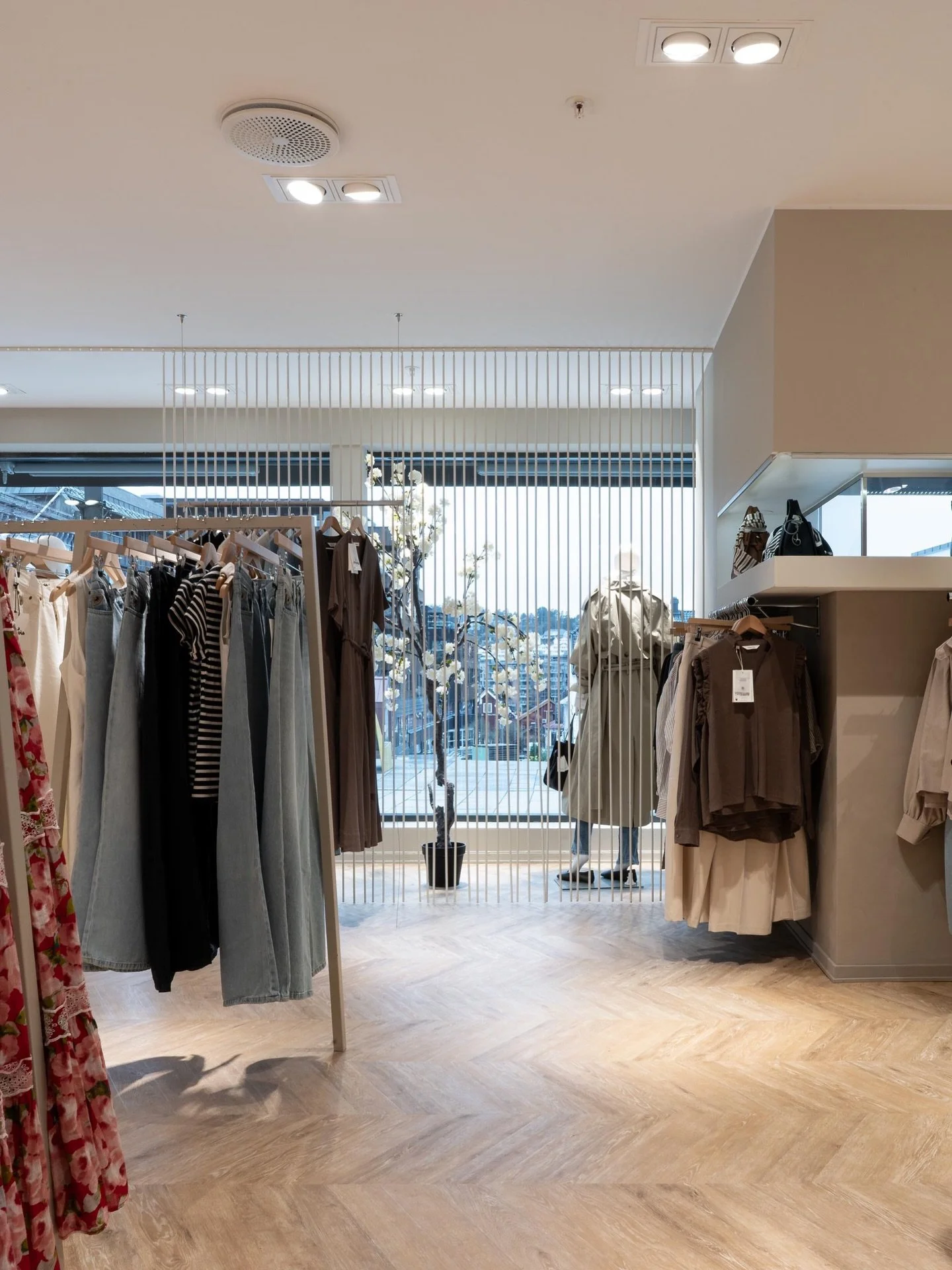 Seven T&oslash;nsberg. N&aring;r gulvet gj&oslash;r jobben sin, merker du det ikke &mdash; du merker bare at rommet fungerer. Project Floors floors@work PW 3100, chevron 60&deg;.