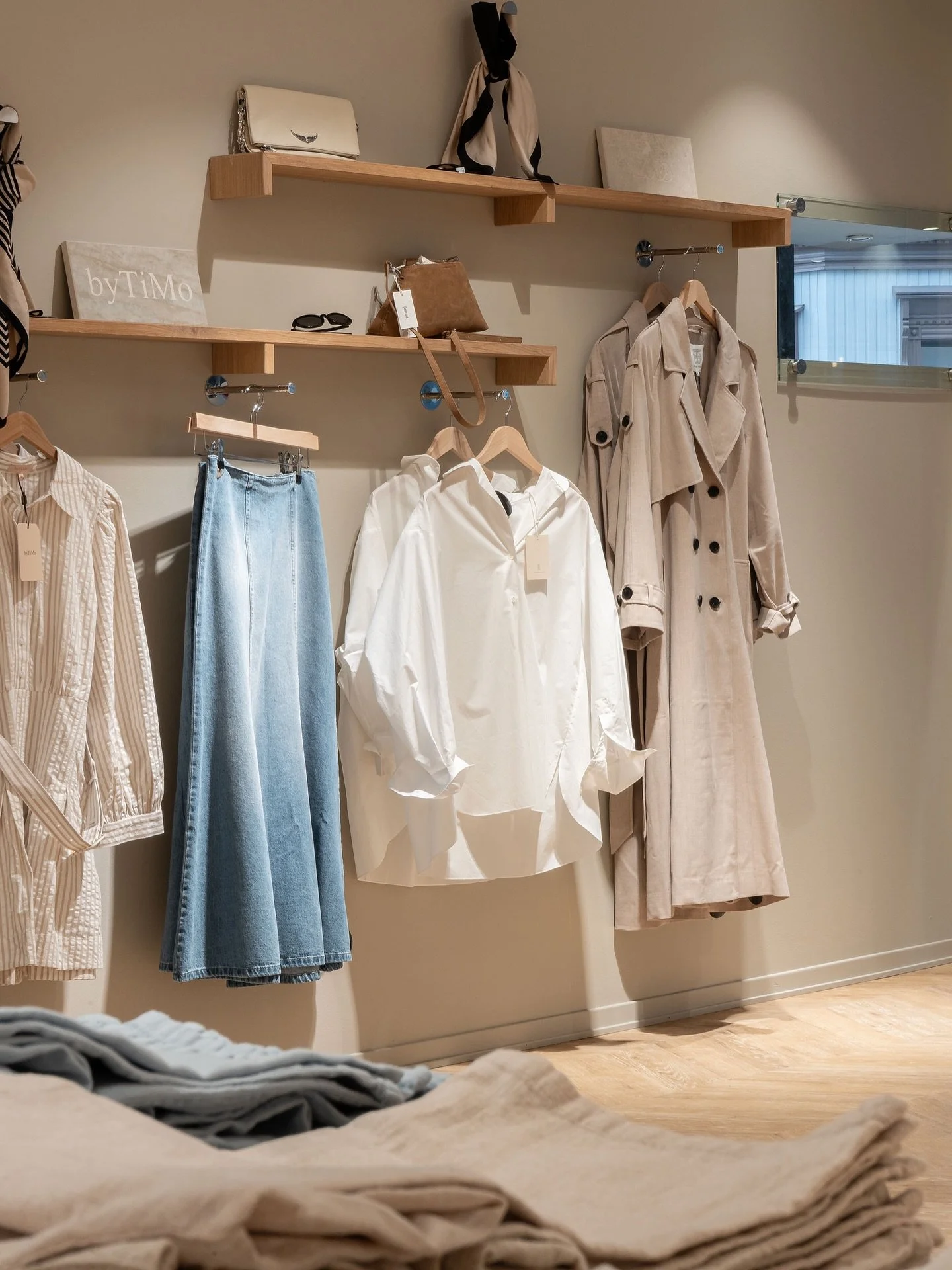 Chevron i 60 grader. Project Floors PW 3100 lagt i fiskebeinsm&oslash;nster hos Seven T&oslash;nsberg. Et gulv som trekker blikket innover i butikken og holder rommet samlet &mdash; fra vindusutstilling til kassedisk.