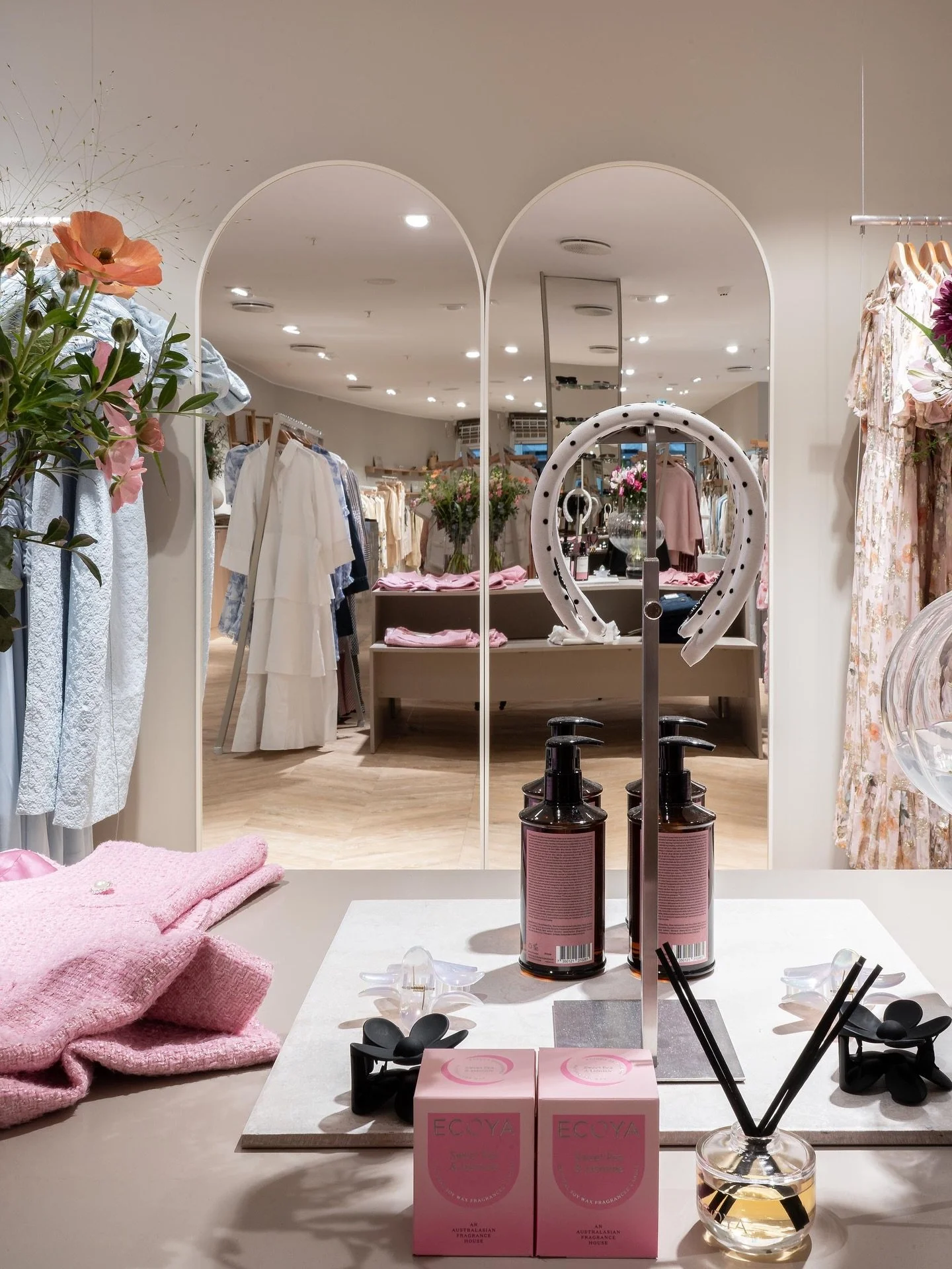 PW 3100 FP Chevron fra Project Floors, lagt i Sevens nye butikk i T&oslash;nsberg. 0,55 mm slitesjikt og PU-coating for et retail-milj&oslash; med h&oslash;y trafikk og h&oslash;ye krav til uttrykk.