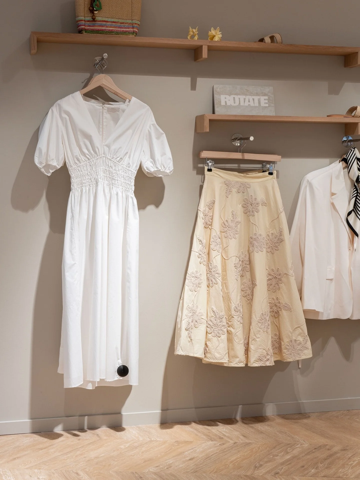 &Oslash;vre Langgate 57&ndash;59, T&oslash;nsberg. Project Floors PW 3100 i chevron-m&oslash;nster for Seven. Lys eik med naturlig &aring;retegning, lagt i et m&oslash;nster som gir butikken retning og ro samtidig.