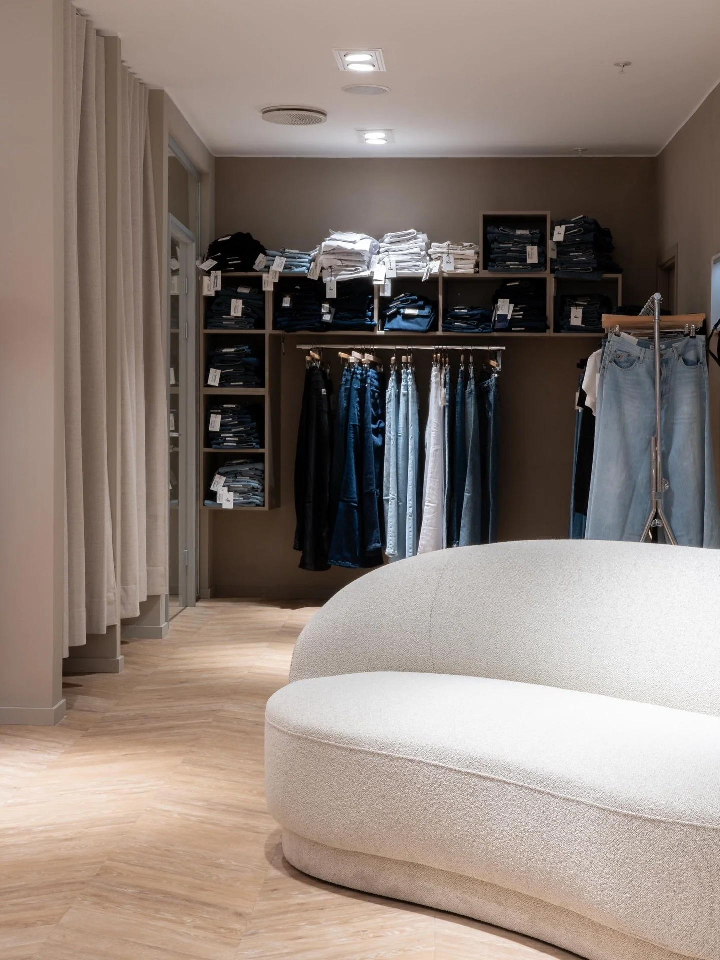 Retail krever et gulv som t&aring;ler hverdagen og l&oslash;fter opplevelsen. Hos Seven T&oslash;nsberg leverte vi Project Floors floors@work i chevron &mdash; et vinylgulv med 0,55 mm slitesjikt som ser like bra ut etter tusenvis av kundebes&oslash;