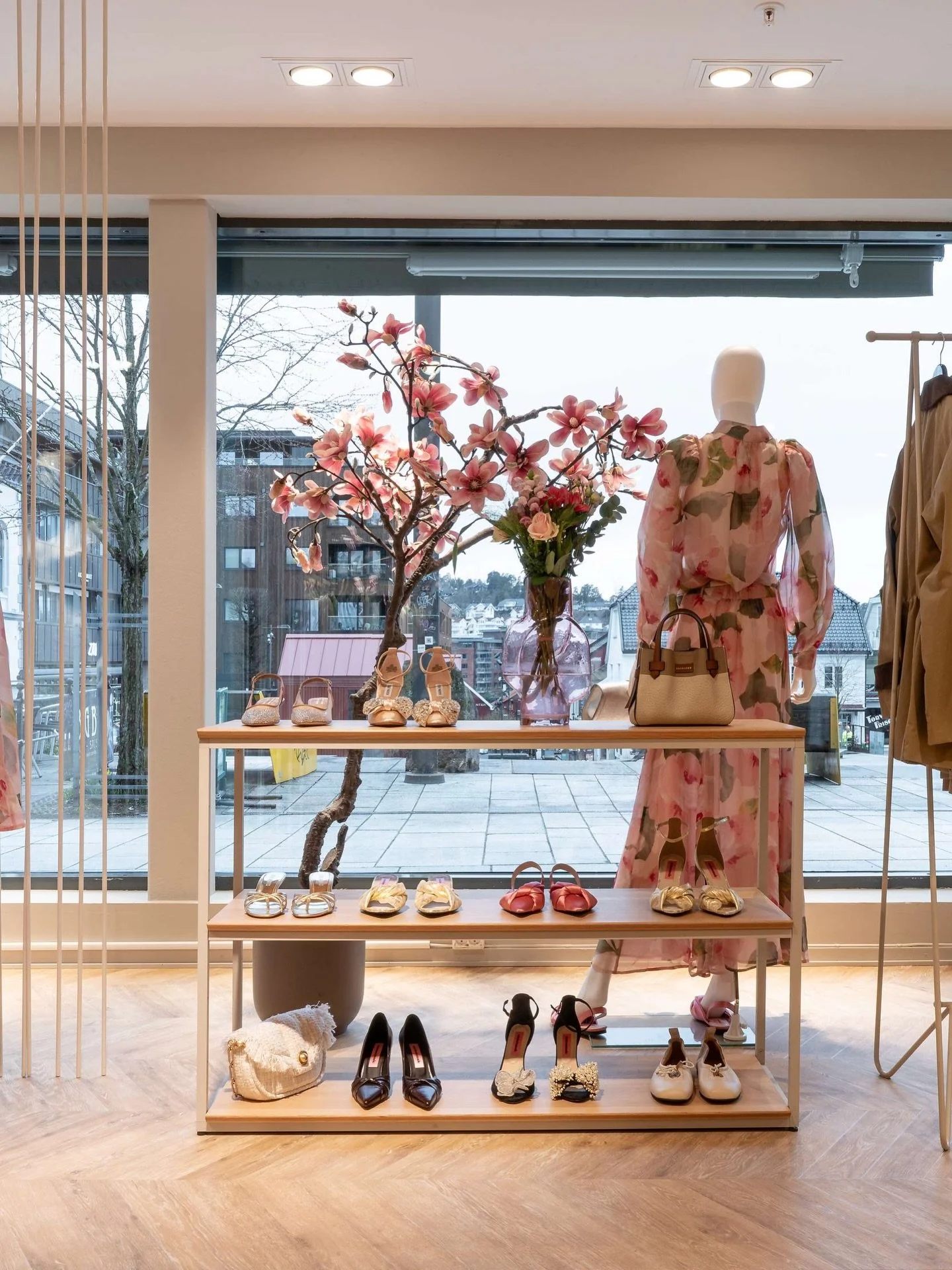 Project Floors hos Seven T&oslash;nsberg. Lys eik i chevron-m&oslash;nster mot dempede vegger, marmordisk og eikehyller. Et gulv som gir forankring uten &aring; ta fokus.