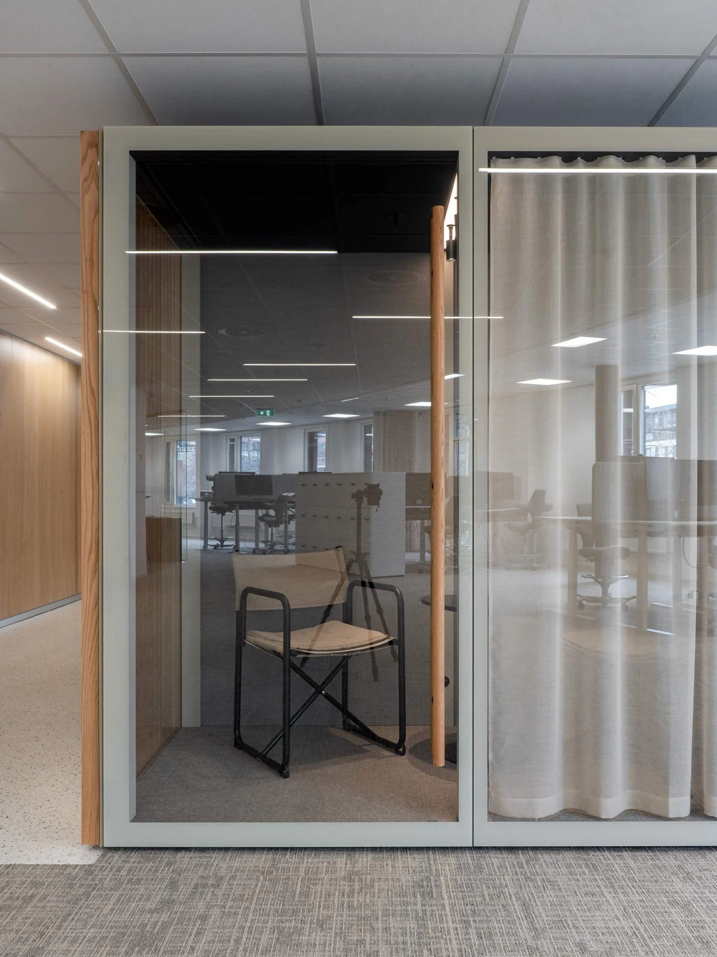 Vi har levert Milliken Nordic Stories TTC122-120 Spiritland til Genus sitt hovedkontor i Strandveien 17. 50 &times; 50 cm teppeflis, 8,9 mm, 31 dB trinnlydsdemping &ndash; et rolig, tekstilt fundament for Nordens ledende no-code-programvareselskap.
S