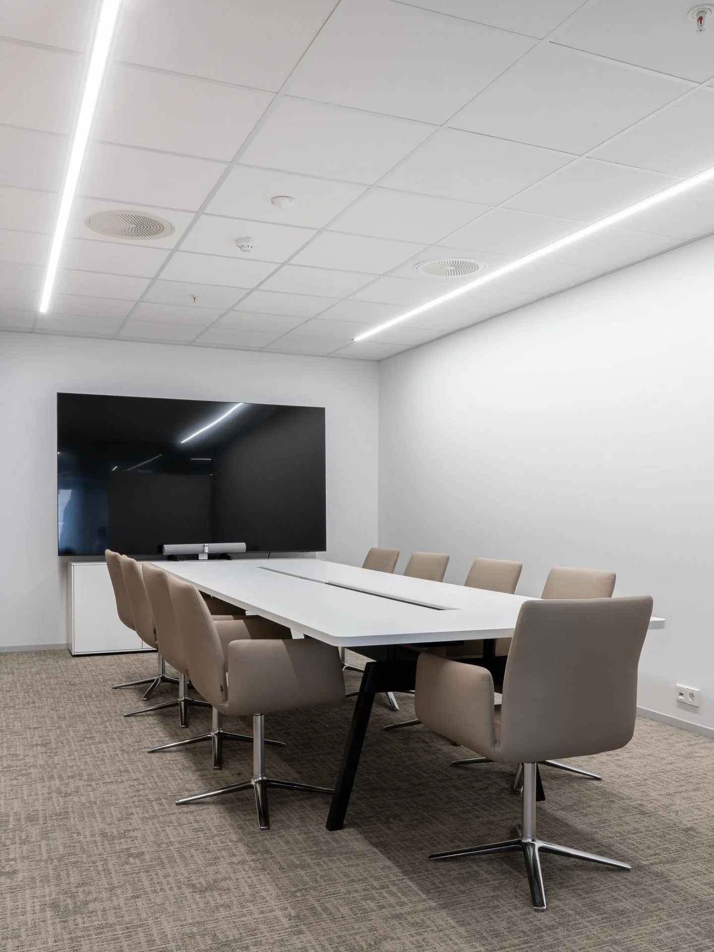 Beige skinnstoler. Hvit bordplate. Sandfarget tekstilt gulv.
I styrerommet hos Genus lar Spiritland m&oslash;blementet tale for seg &ndash; en rolig base som binder sammen varme og kj&oslash;lige flater.
#m&oslash;terom #interi&oslash;rdesign #kontor