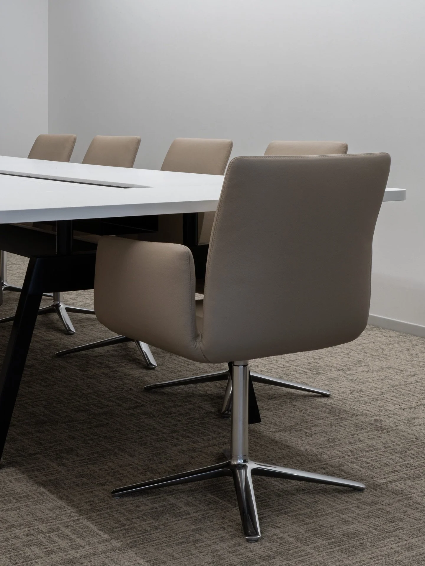 Beige skinnstoler. Hvit bordplate. Sandfarget tekstilt gulv.
I styrerommet hos Genus lar Spiritland m&oslash;blementet tale for seg &ndash; en rolig base som binder sammen varme og kj&oslash;lige flater.
#m&oslash;terom #interi&oslash;rdesign #kontor