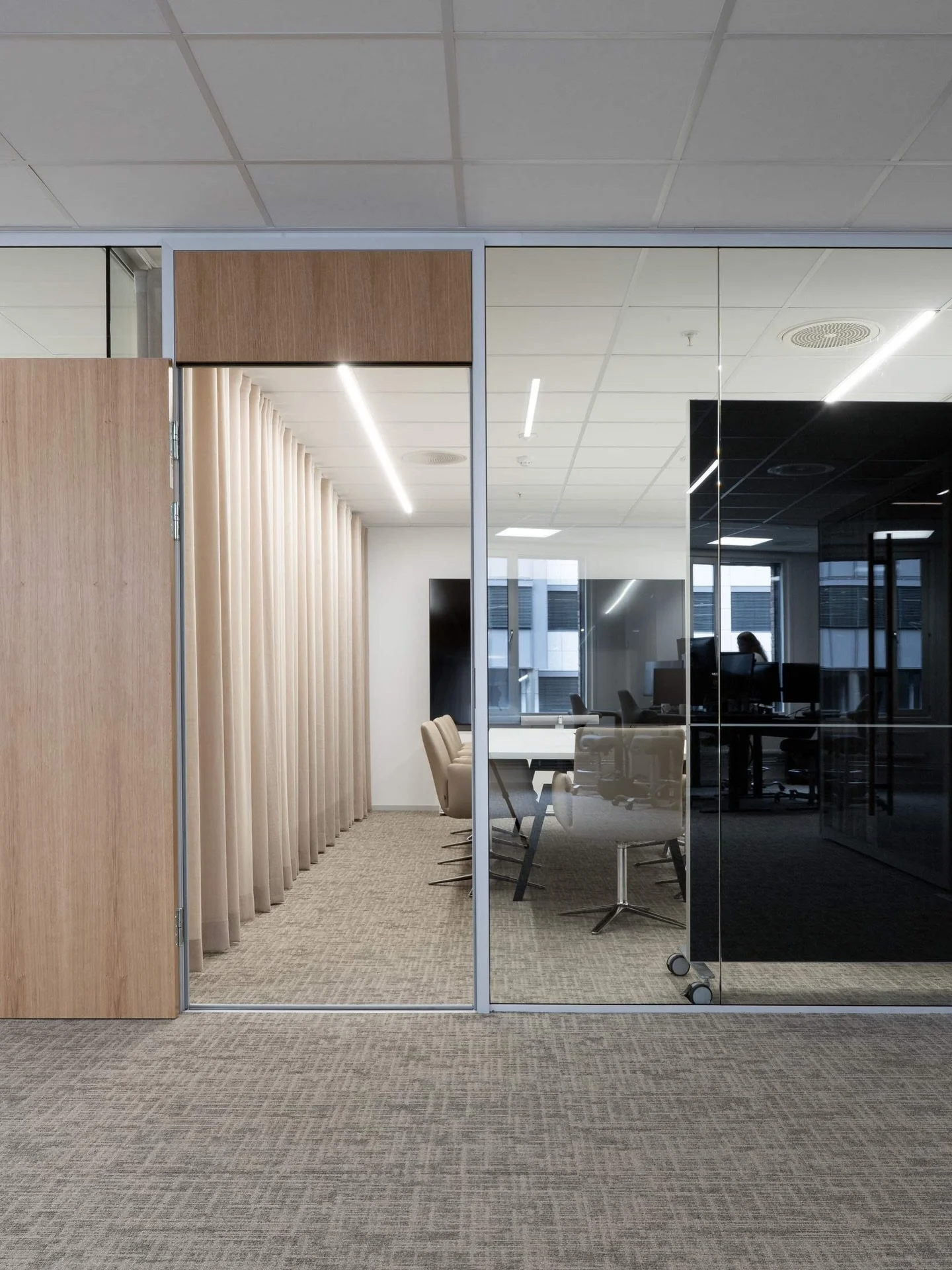 50 &times; 50 cm. Modul&aelig;rt format.
Kontorstoler p&aring; hjul, daglig ferdsel, jevnlig omm&oslash;blering &ndash; enkeltfliser kan byttes ved behov. Det forlenger levetiden og reduserer fremtidige vedlikeholdskostnader.
#modul&aelig;rt #b&aelig