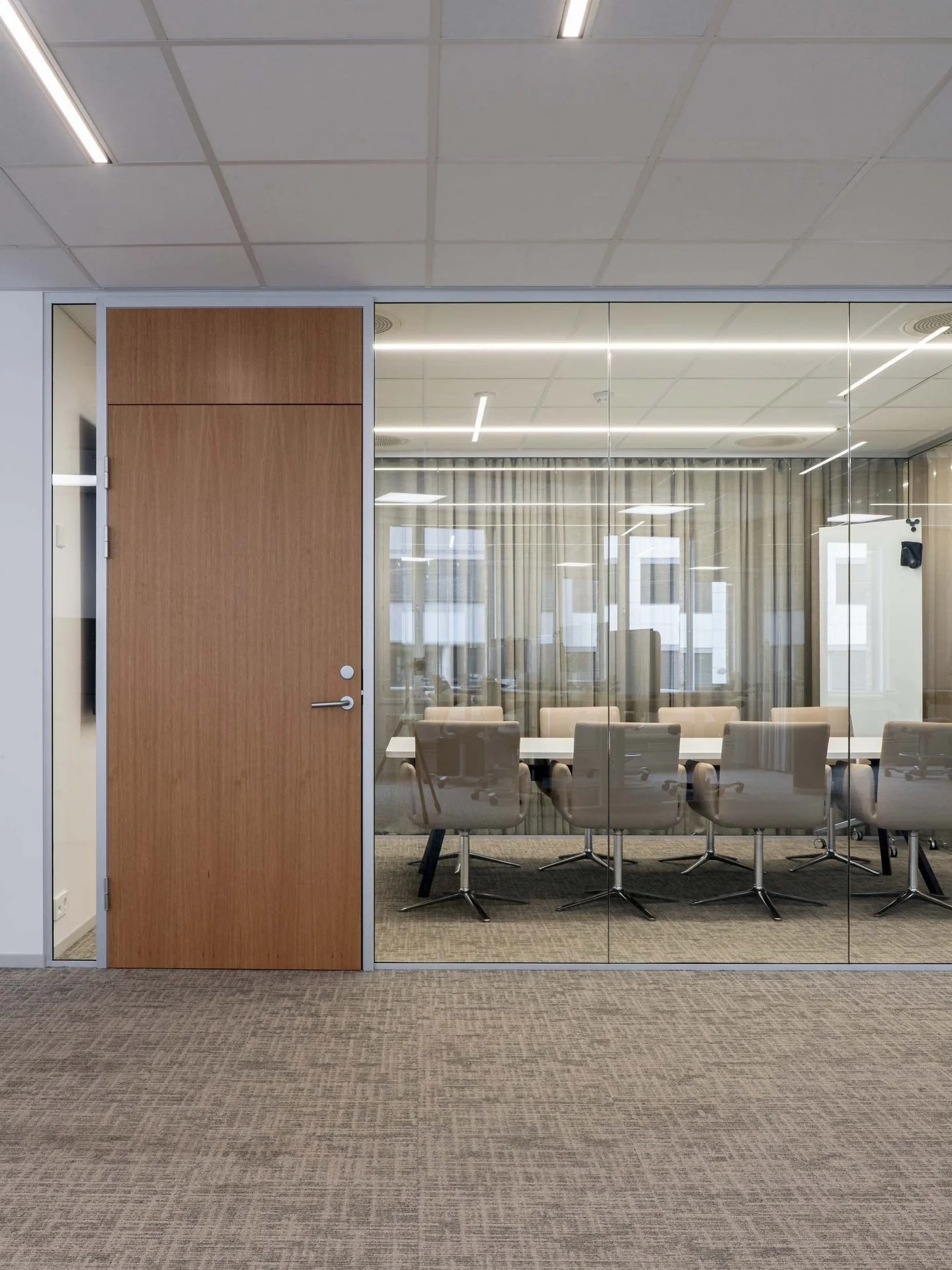 Glassvegger og tekstilt gulv.
Transparens mot omgivelsene uten &aring; kompromittere lydmilj&oslash;et. Gulvet holder rommet samlet &ndash; selv n&aring;r veggene er av glass.
#kontorarkitektur #glassvegger #akustikk #milliken