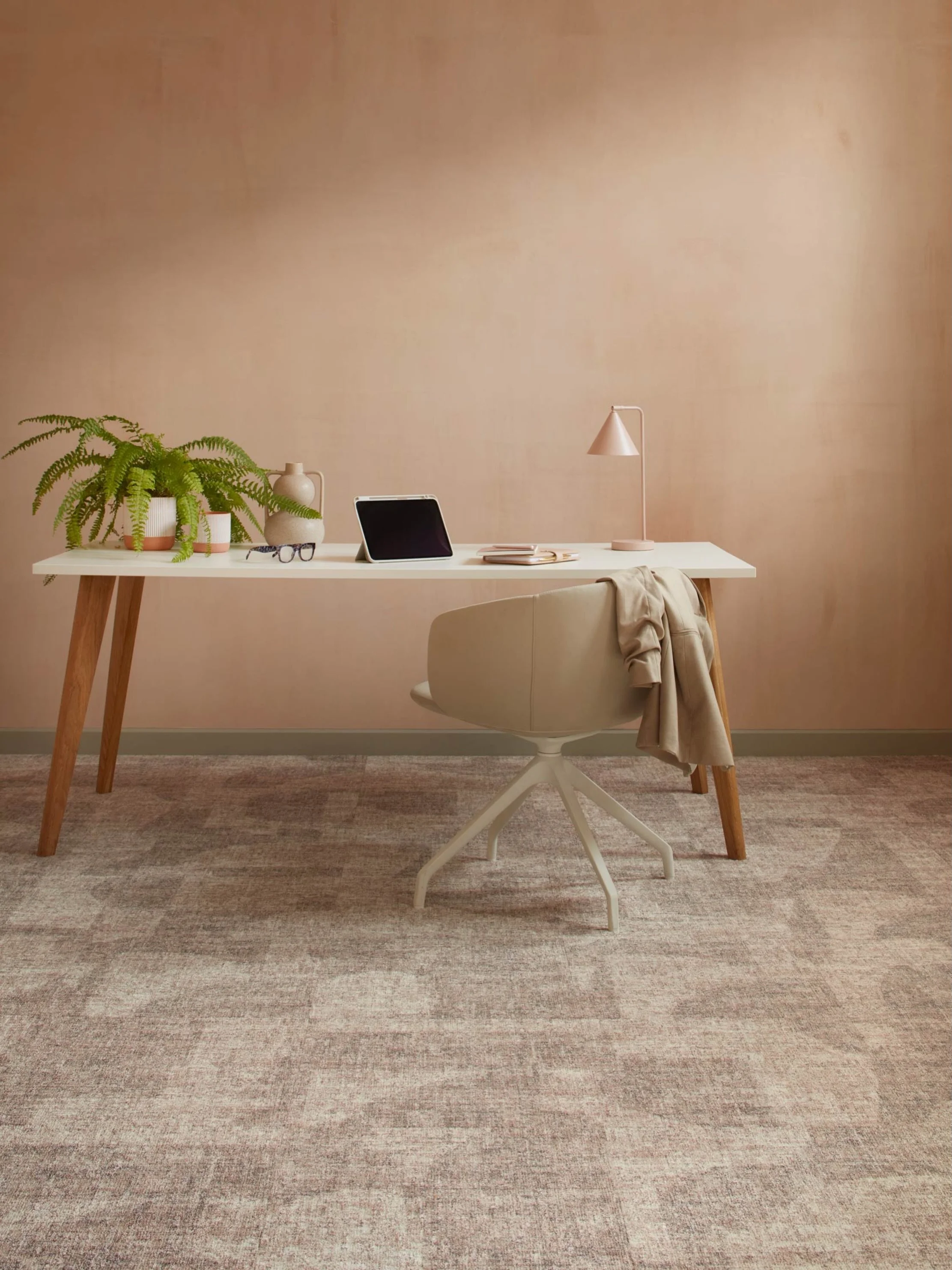 Milliken, Quiet Statement, Kasbah.
Et av kolleksjonens karakterdesign. Inspirert av bueformene i medina-arkitekturen og av lyset som faller gjennom dem. Brukes som fokuspunkt &ndash; under en sittegruppe, i et venterom, som markering av en sone.