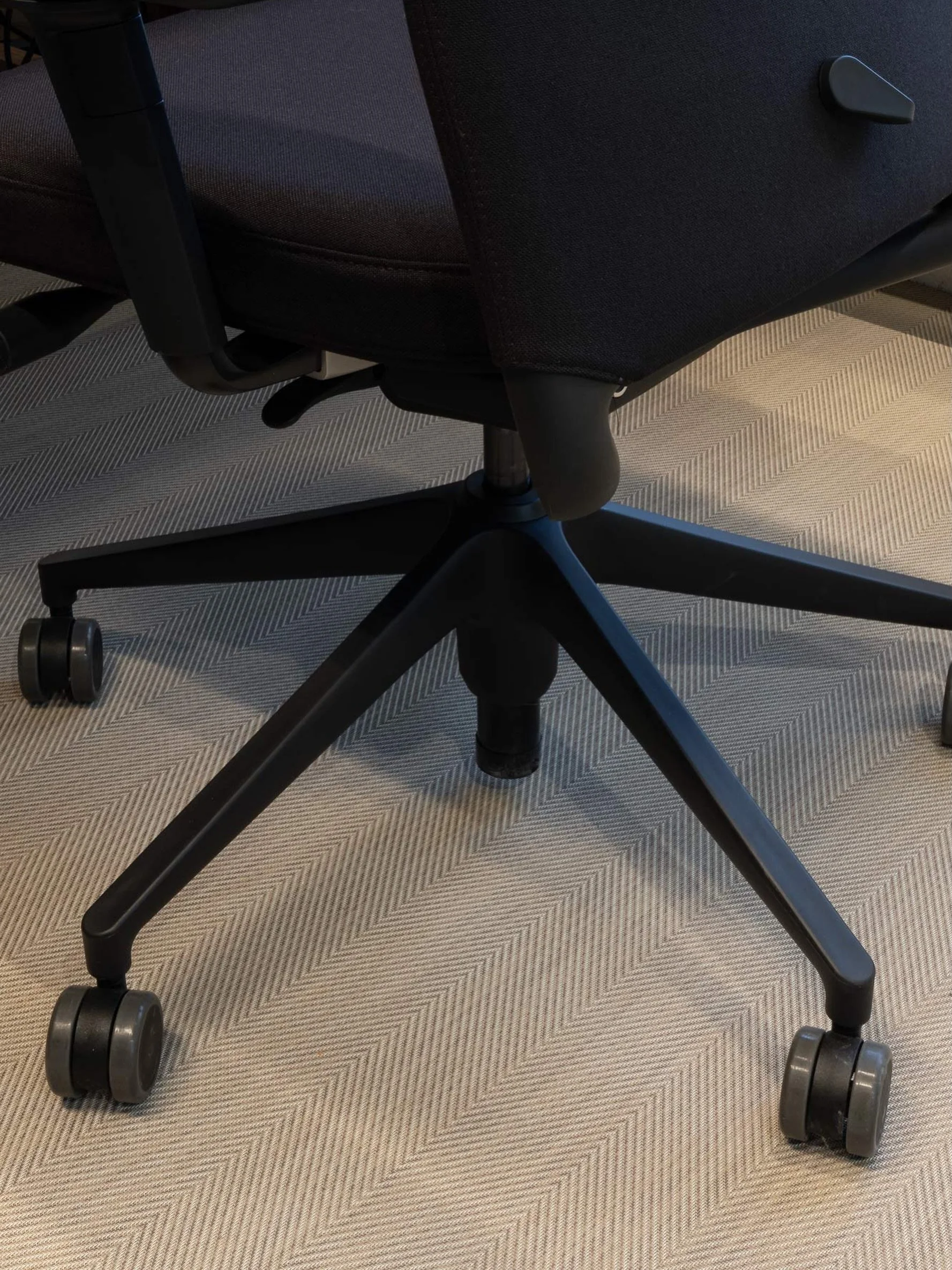 Fra &aring;pent landskap til lukket styrerom binder det vevde gulvet sonene sammen. 2tec2 Herringbone Dune kombinerer komforten man forbinder med tekstil med slitestyrken og renholdsvennligheten til et hardt gulv &ndash; derfor egner det seg s&aring;