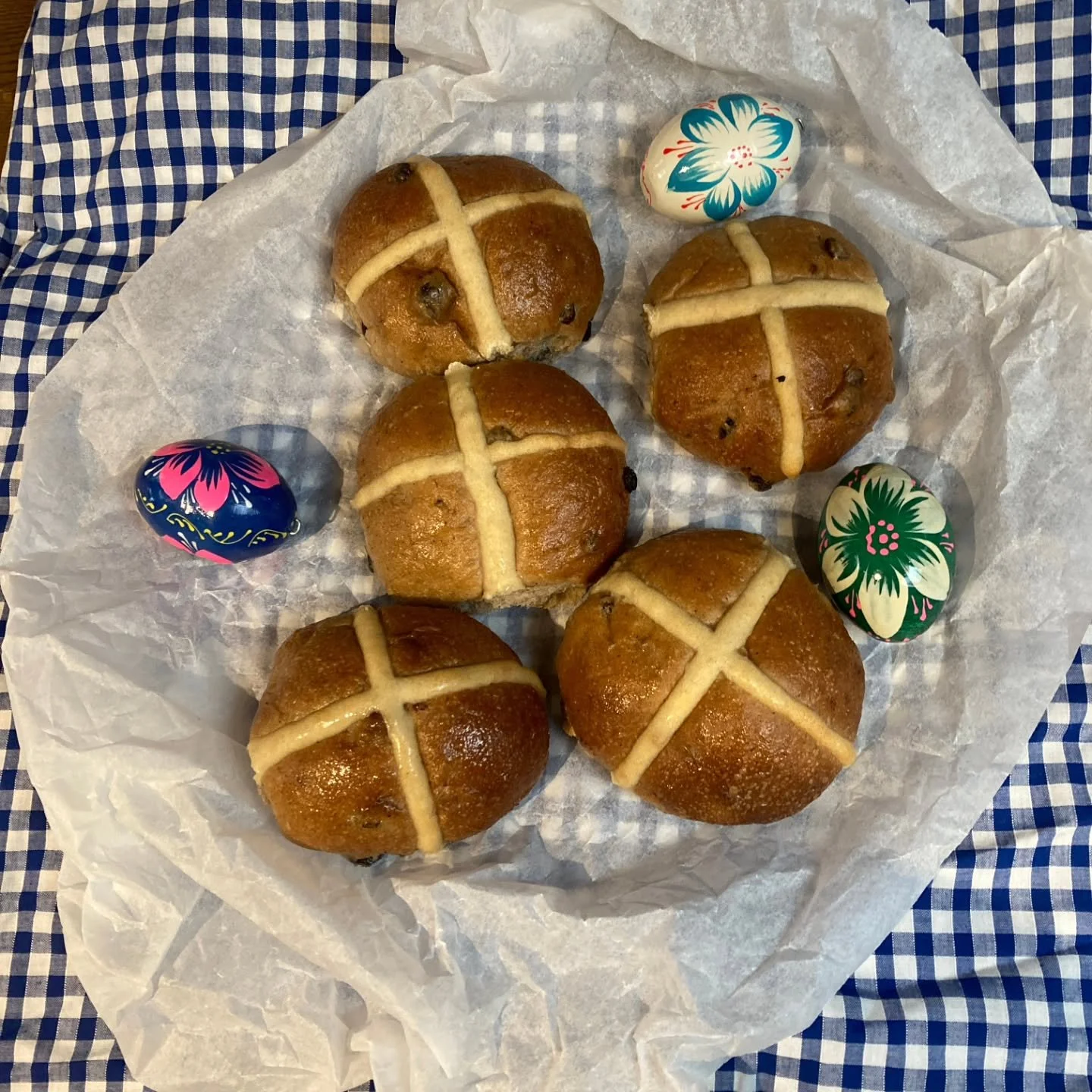 Easter weekend: a glorious weekend of yellow, fresh green and absolutely delicious hot cross buns from @wildhearthbakery