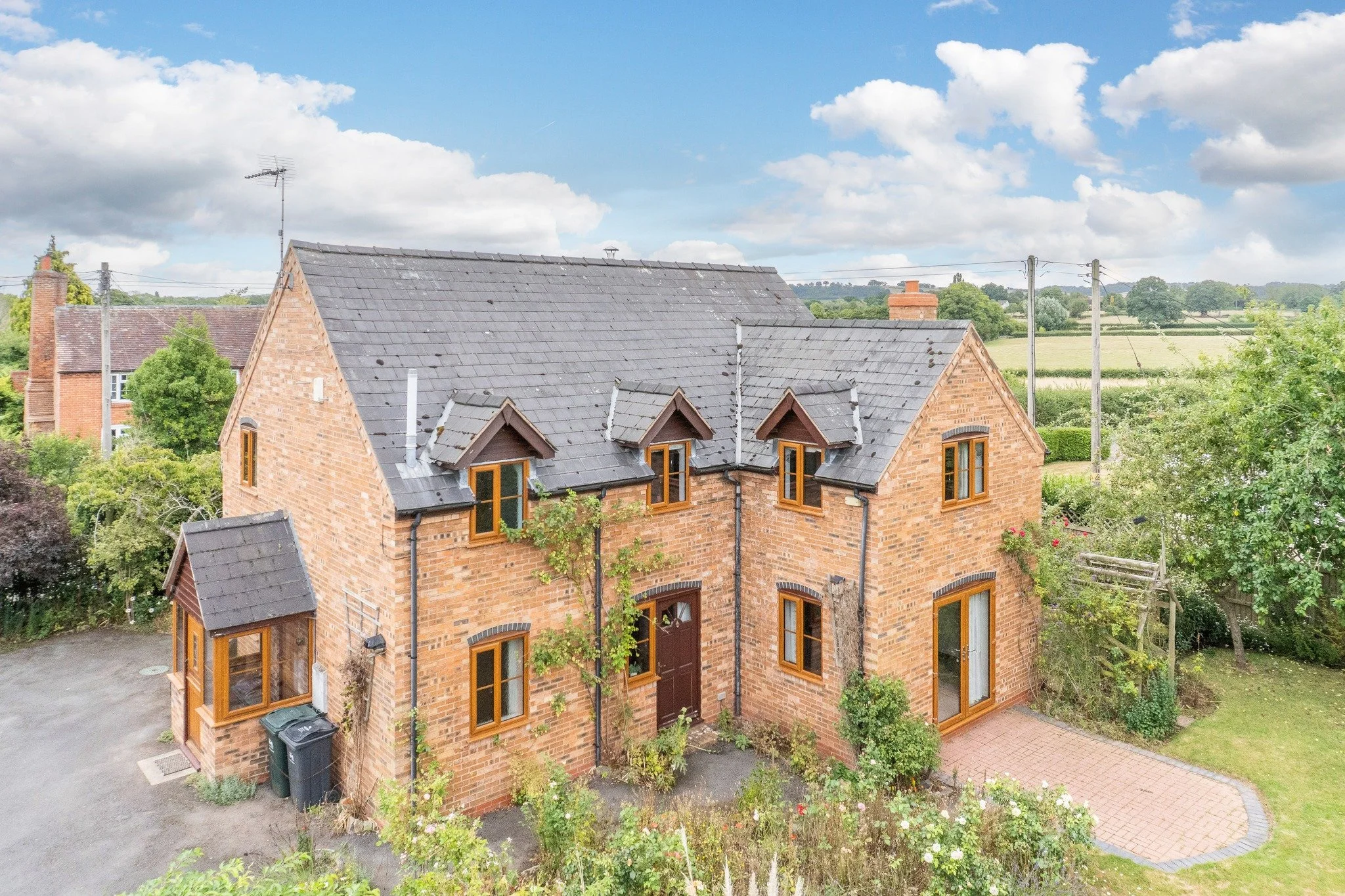 NEW PROPERTY! 🏡

Bramley Cottage is a well-appointed detached cottage set in large attractive gardens in a highly sought after area with views across open countryside.

Guide price - &pound;550,000 

https://www.markwiggin.co.uk/property-list/bramle