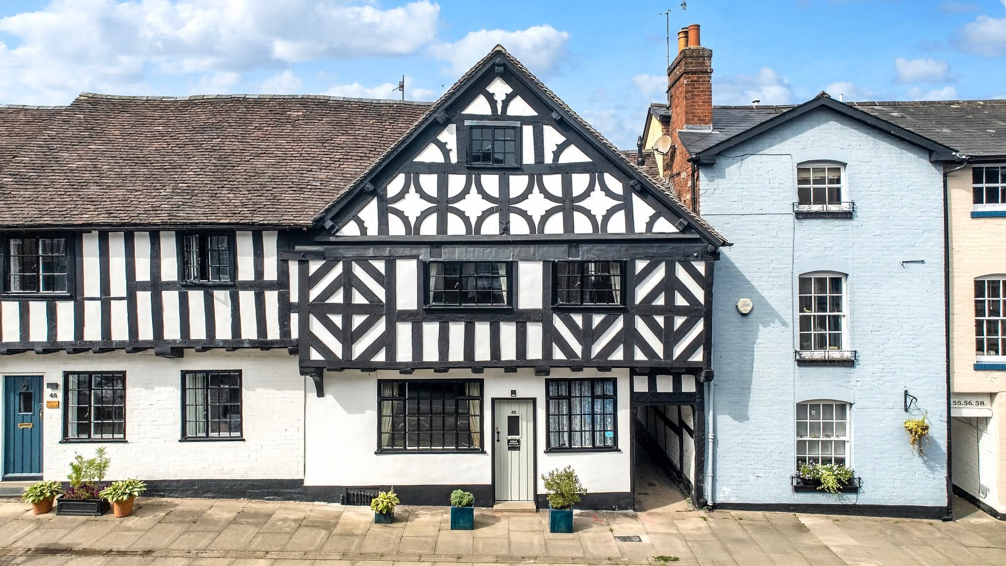 IDEAL BUSINESS OPPORTUNITY! 🏡✨

50 Corve Street is a successful 3-bedroom holiday let and comes fully furnished providing the ideal business opportunity! The property occupies a wonderful position in the vibrant historic market town of Ludlow. This 