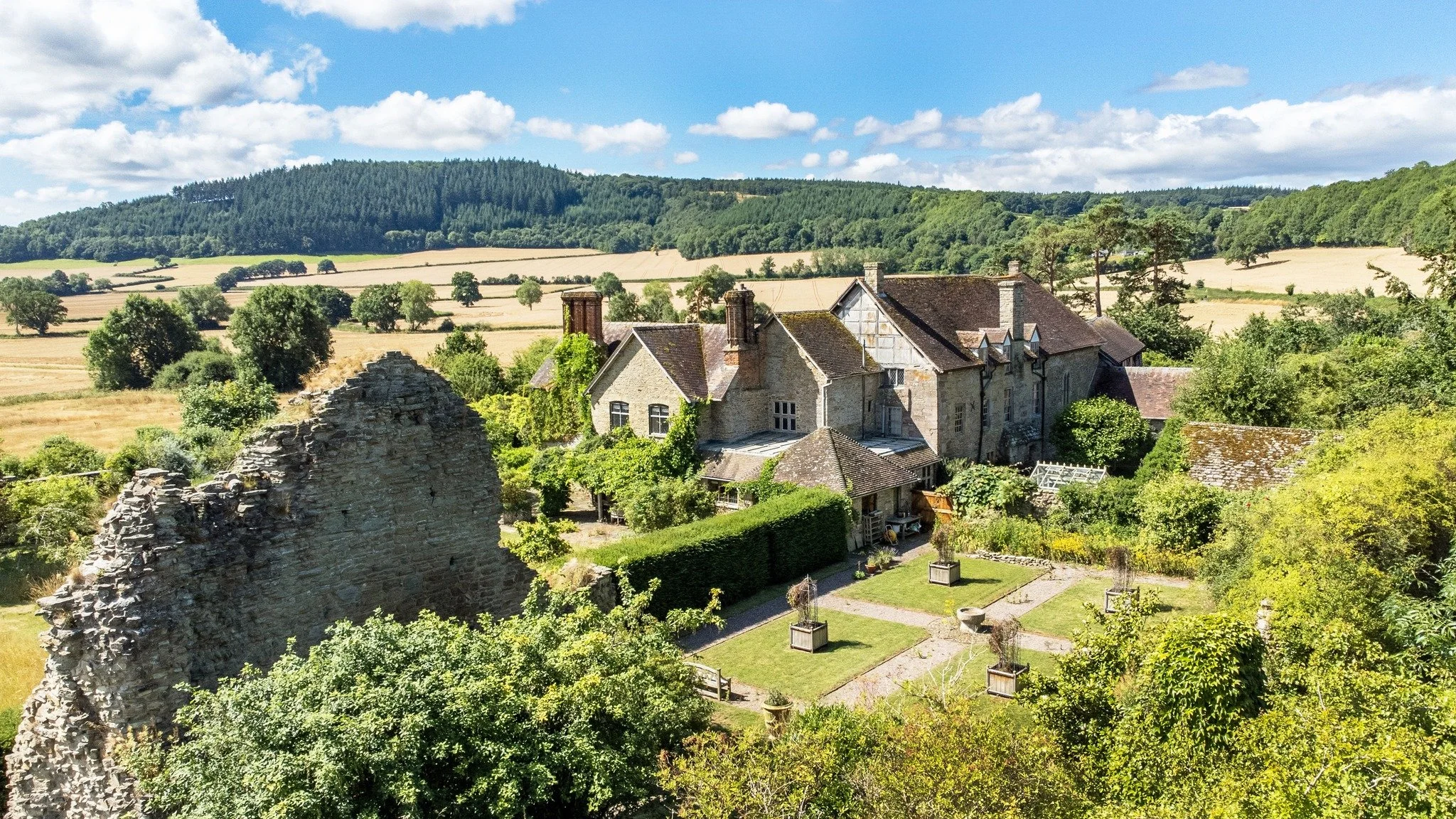 HAPPY HALLOWEEN! 🎃✨

In light of Halloween celebrations, please see a selection of some of our most historic houses that we have been involved in. We are lucky enough to be involved in sales of some exceptional properties boasting a wealth of histor