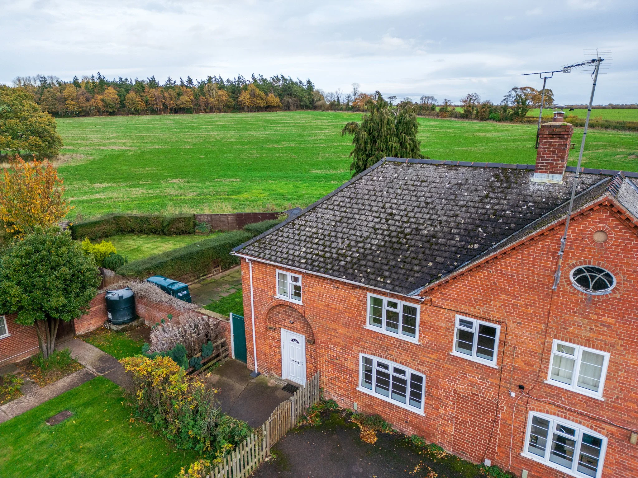 NEW PROPERTY! 🏡✨

1 Old Rectory Cottages, Pudleston, Leominster, Herefordshire, HR6 0RA

Guide price - &pound;295,000

A wonderful 3-bedroom cottage with garden and parking in the Herefordshire countryside.

https://www.markwiggin.co.uk/property-lis