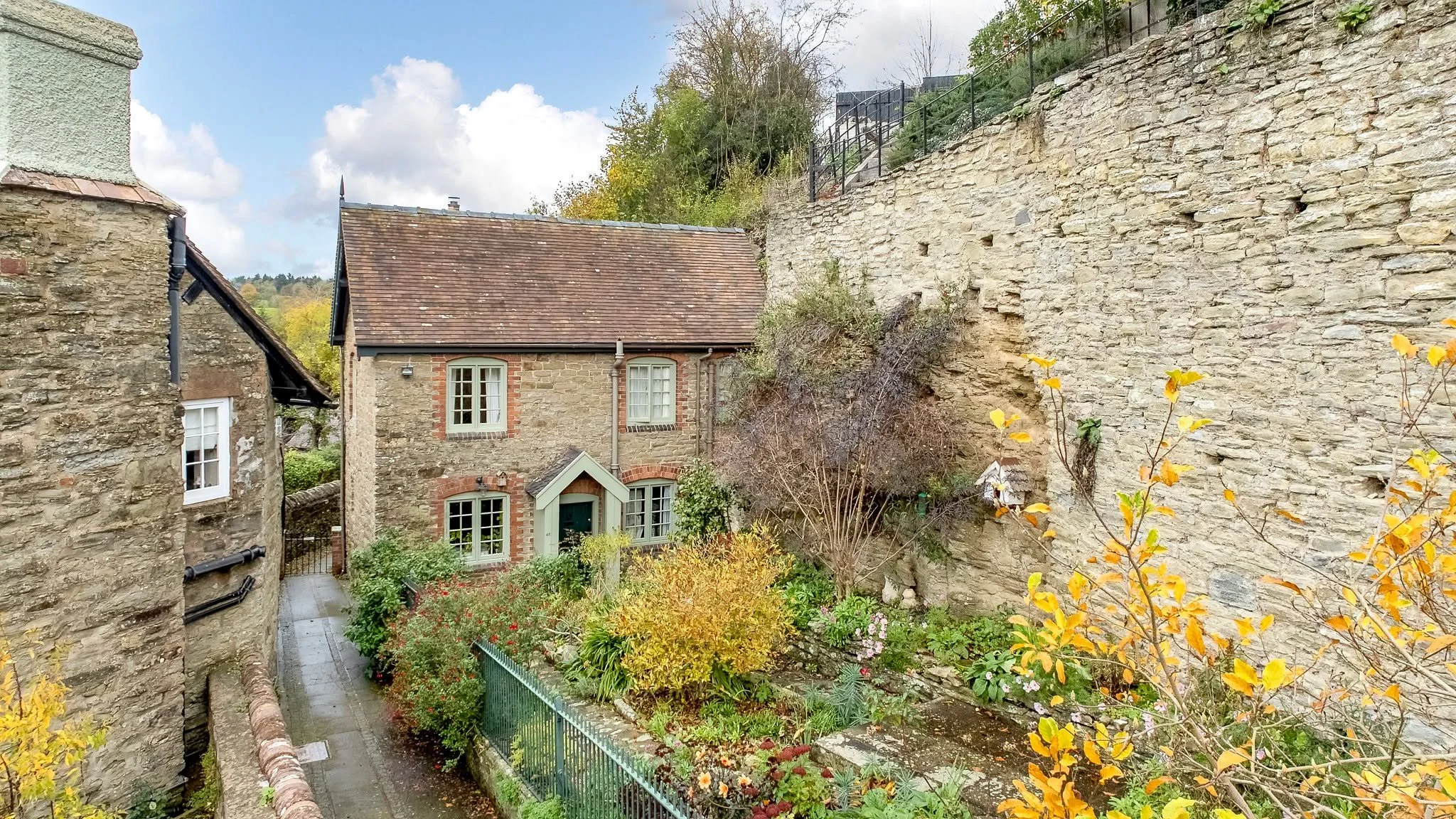 NEW PROPERTY! 🏡✨

An idyllic cottage occupying a wonderful setting adjoining the town walls in a sought-after location in Ludlow&rsquo;s historic town centre.

Guide price - &pound;395,000

https://www.markwiggin.co.uk/property-list/42dinham

#Prope