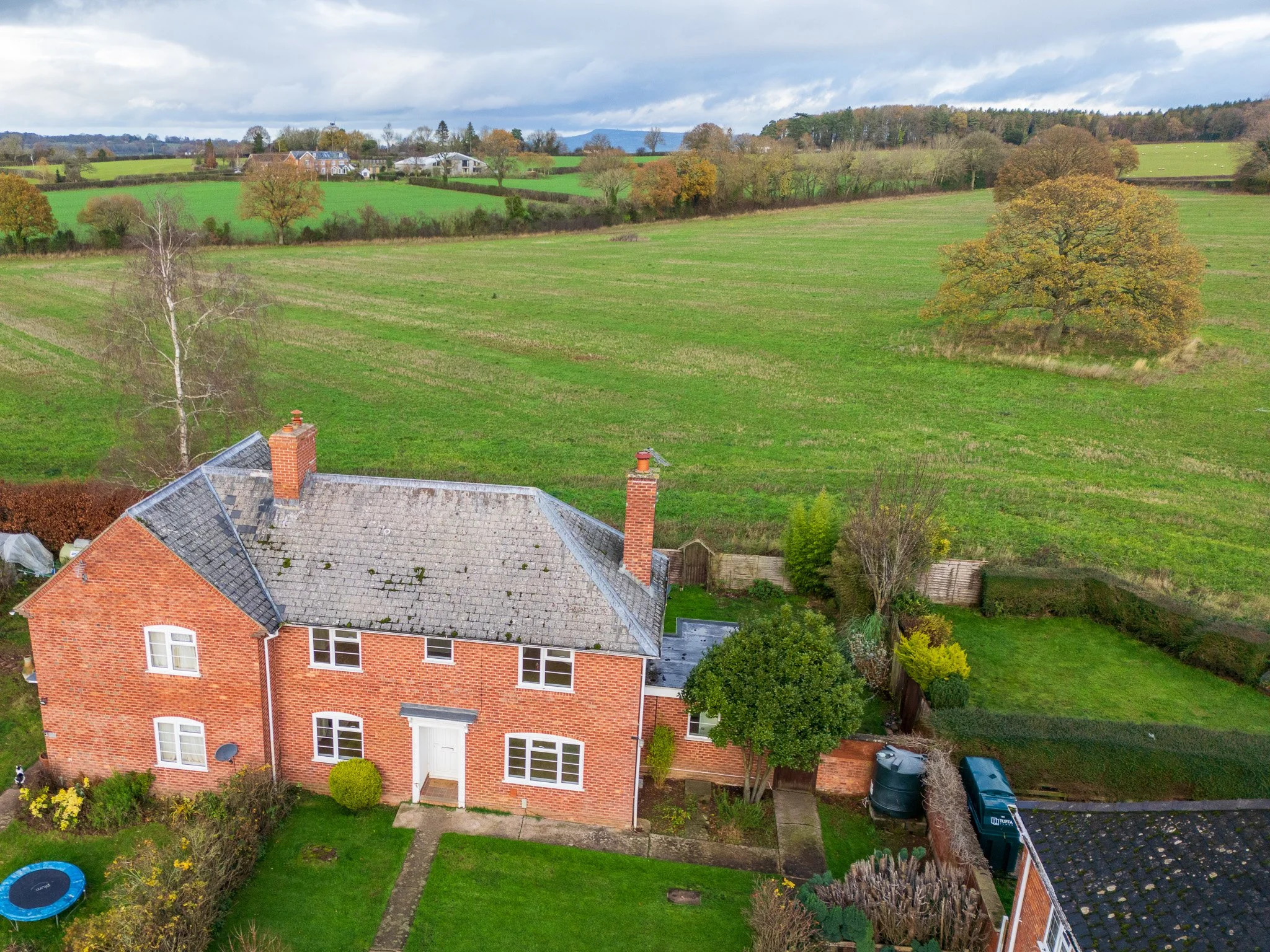 NEW LAUNCH! 🏡✨

2 Old Rectory Cottages, Pudleston, Leominster, Herefordshire, HR6 0RA

Guide price - &pound;275,000

An excellent semi-detached 3-bedroom cottage with garden and parking in the Herefordshire countryside.

https://www.markwiggin.co.uk