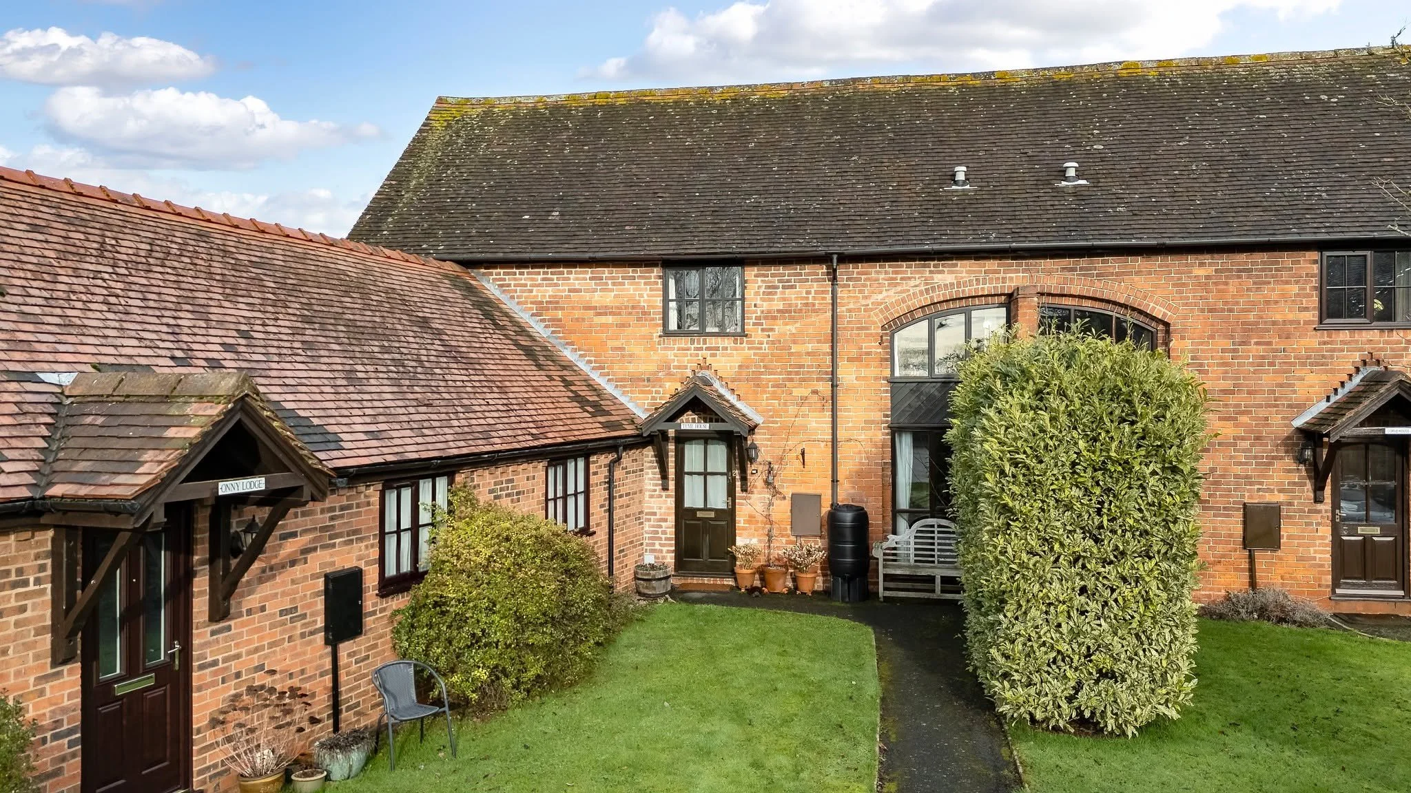 NEW PROPERTY! 🏡

Teme House, 2 Ledwyche Court, The Sheet, Ludlow, Shropshire, SY8 4NB

A charming 4 bedroom barn conversion on the outskirts of Ludlow with rear garden, garage and parking. 

Guide price - &pound;395,000

https://www.markwiggin.co.uk