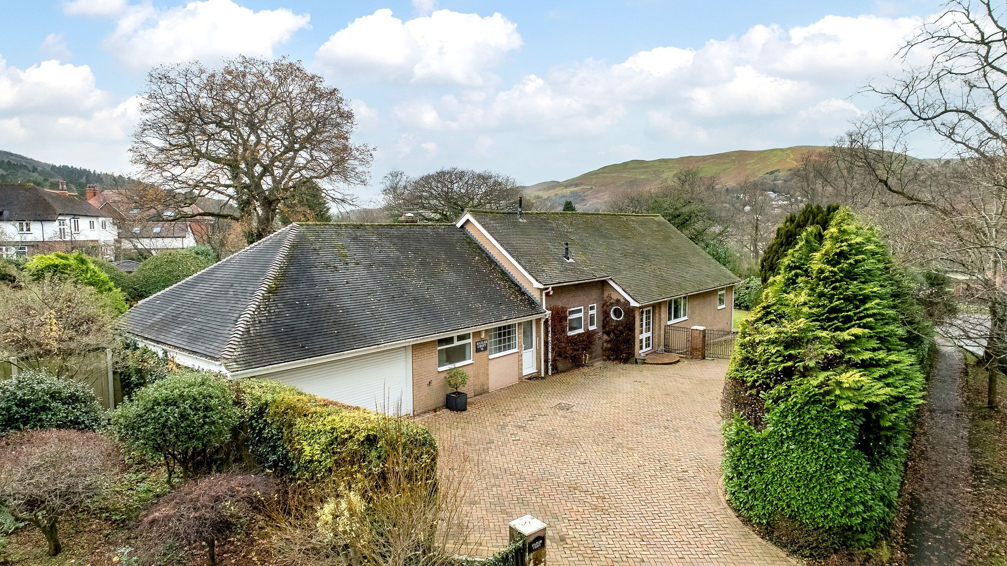 NEW PROPERTY! 🏡✨

Hazler Croft, 76 Sandford Avenue, Church Stretton, Shropshire, SY6 7AA

A spacious 3 bedroom bungalow with open plan kitchen/breakfast room, double garage and garden.

Guide price - &pound;725,000

https://www.markwiggin.co.uk/prop